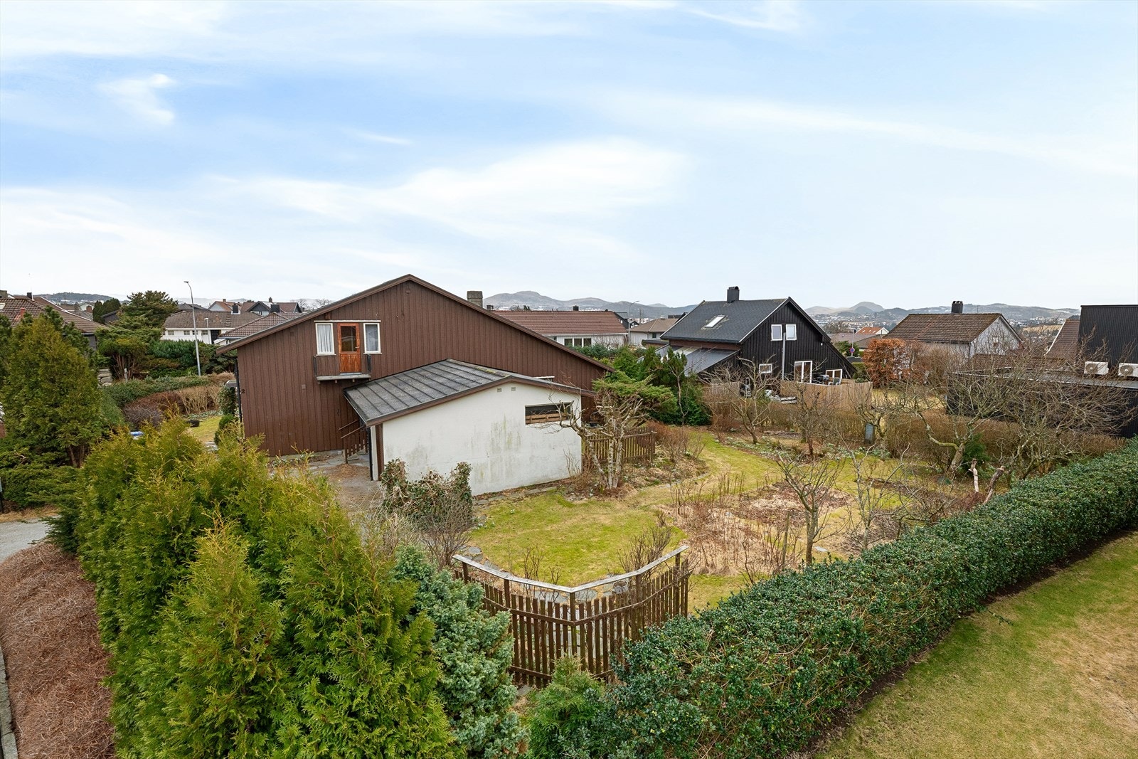 Dan Chruickshank presenterer: Prima plassert eldre enebolig m/stor tomt (975m2). Solrik, skjermet hage. Få min til alt hverdagslogistikken krever. (Foto: Stian Dirdal.) Galleribilde