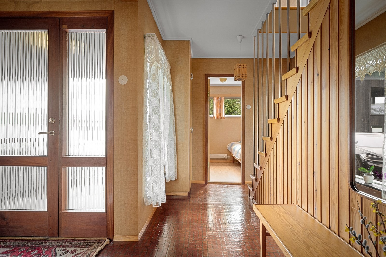 Hovedentre og gang med stilfulle arkitektoniske detaljer som dører med glass, bruken av tre og trapp med stålspiler. Rom for sittebenk, kommoder og mer. Galleribilde