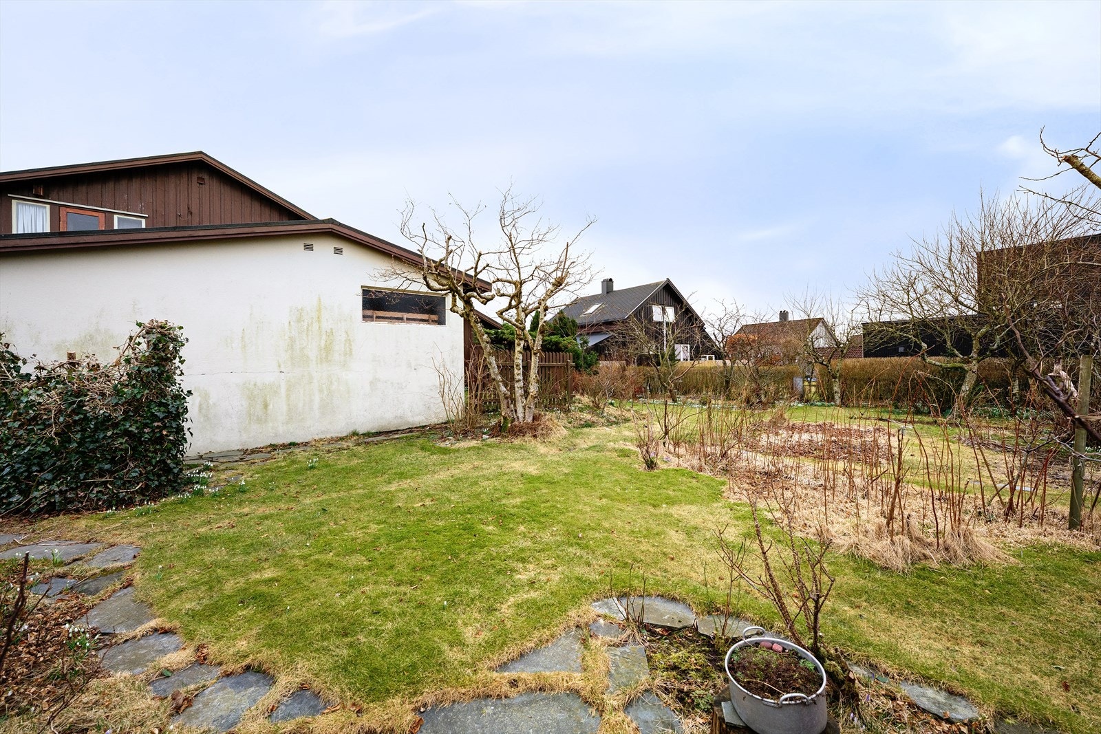 Ut i hagen har du rikelig med soner for ulik beplantning, boltreplass, lek og moro. Her er noe for alle og enhver anledning. Luftig og solrikt. Galleribilde