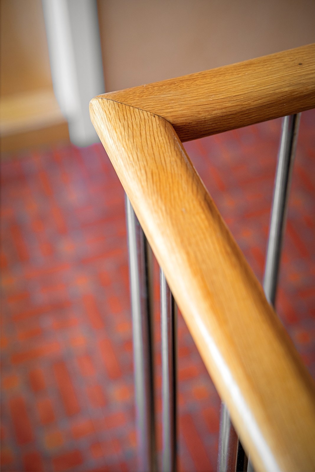 Flott rekkverk i tre og kontrast med stålspiler. Galleribilde