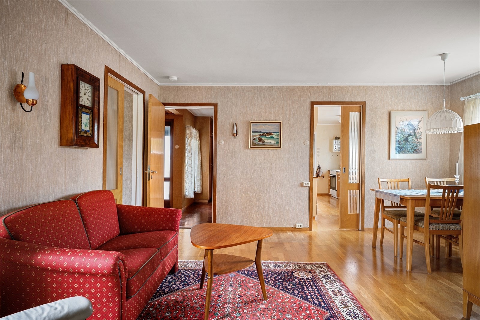 Kjøkken er separat fra stue med skyvedør i tre med glassvindu. Stilfullt preg og tidstypisk. Galleribilde