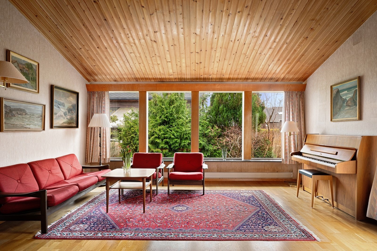 En innbydende og romslig stue med mye naturlig lys og utsyn til egen hage. Rikelig med plass til flere soner møblering og langbord for høytider. Galleribilde