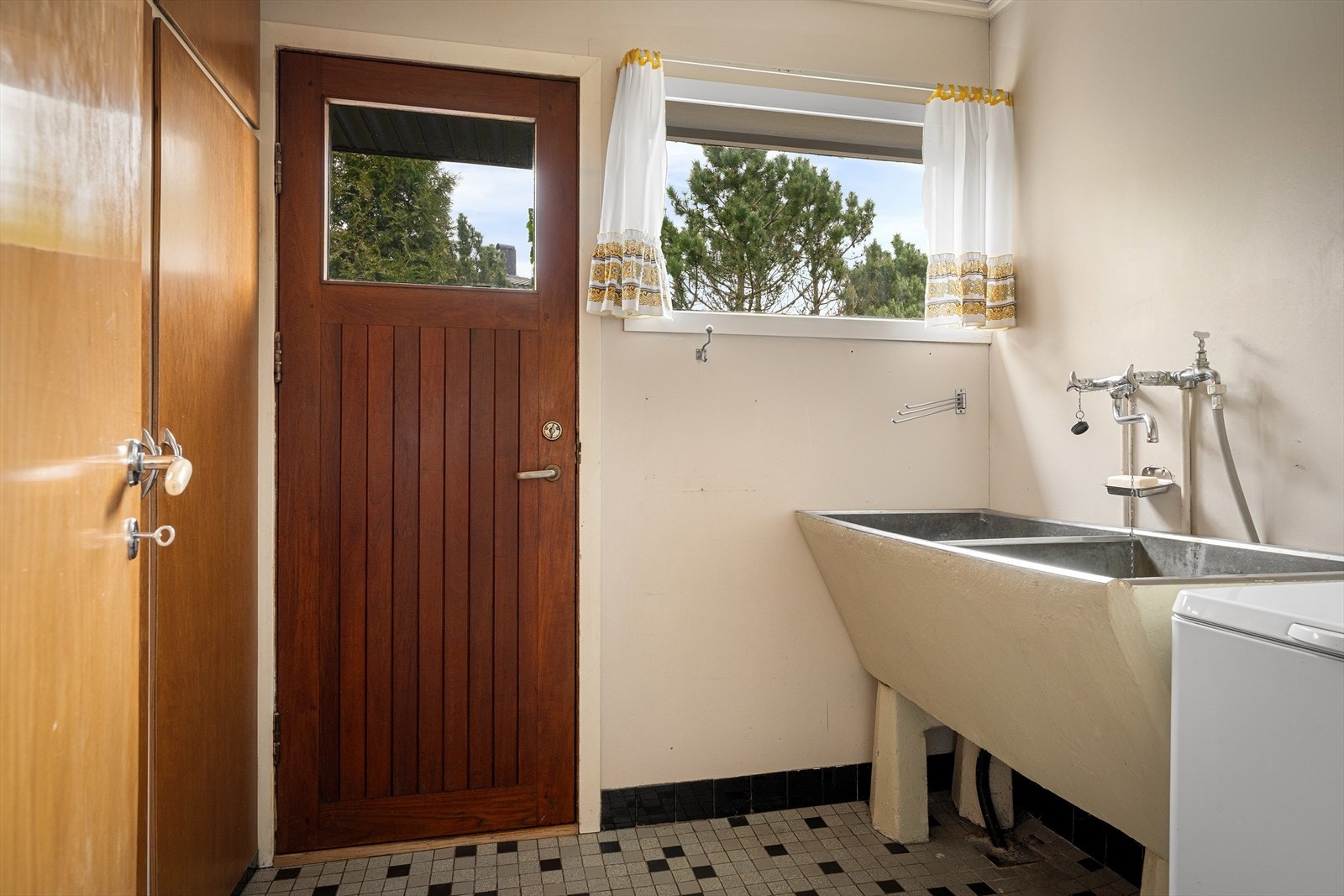 Bi-inngang vaskerom med stor utslagskumme. Grovkjøkken/vaskerom med tilgang kjøkken. Galleribilde