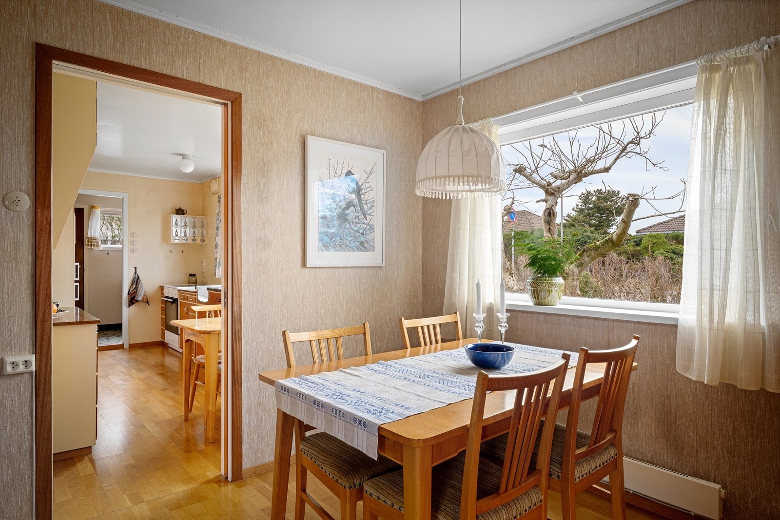 Direkte tilgang mellom avlukket kjøkken og spisestue. Galleribilde