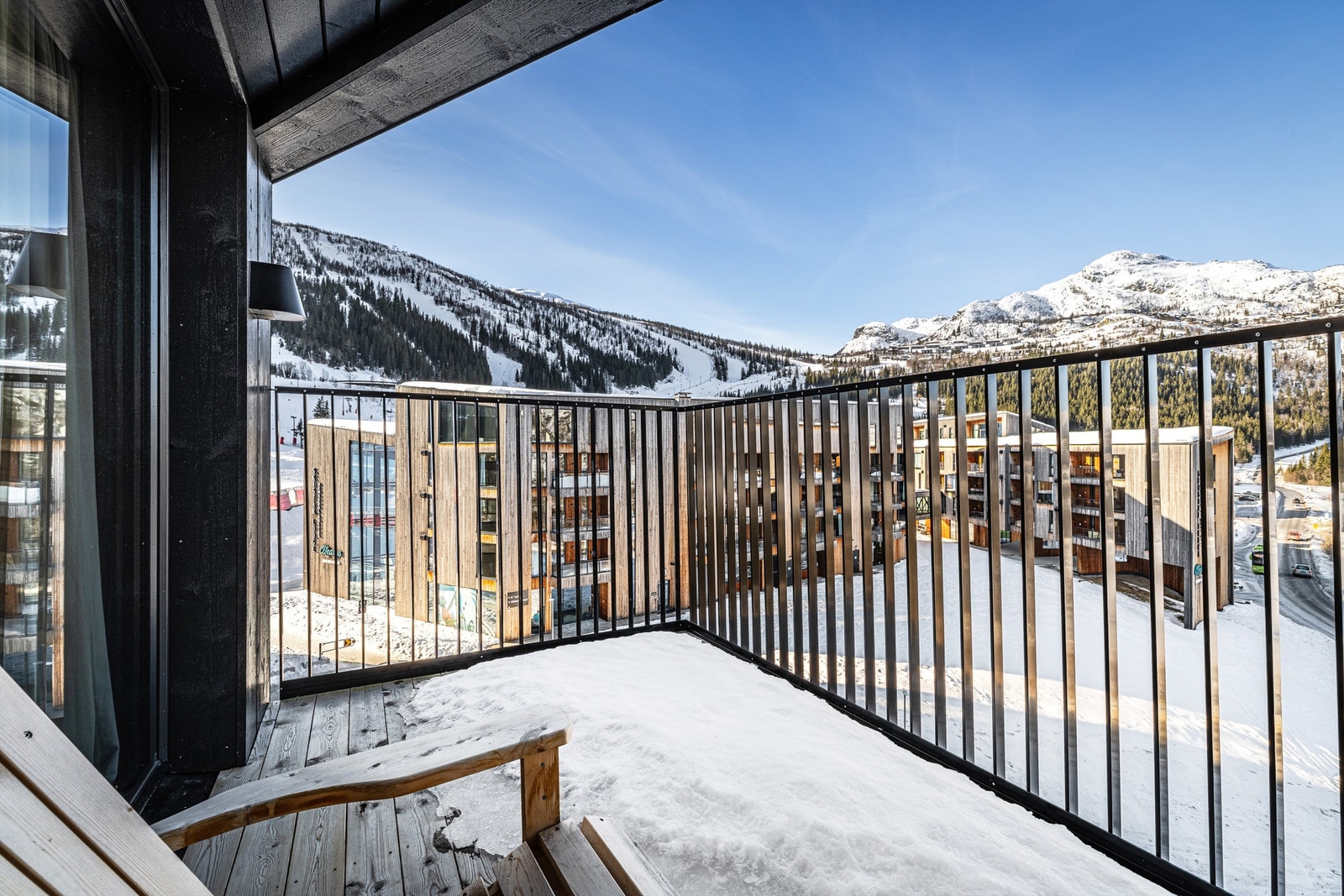Balkongen gir en flott utsikt over nærområdet og fjellene. Galleribilde