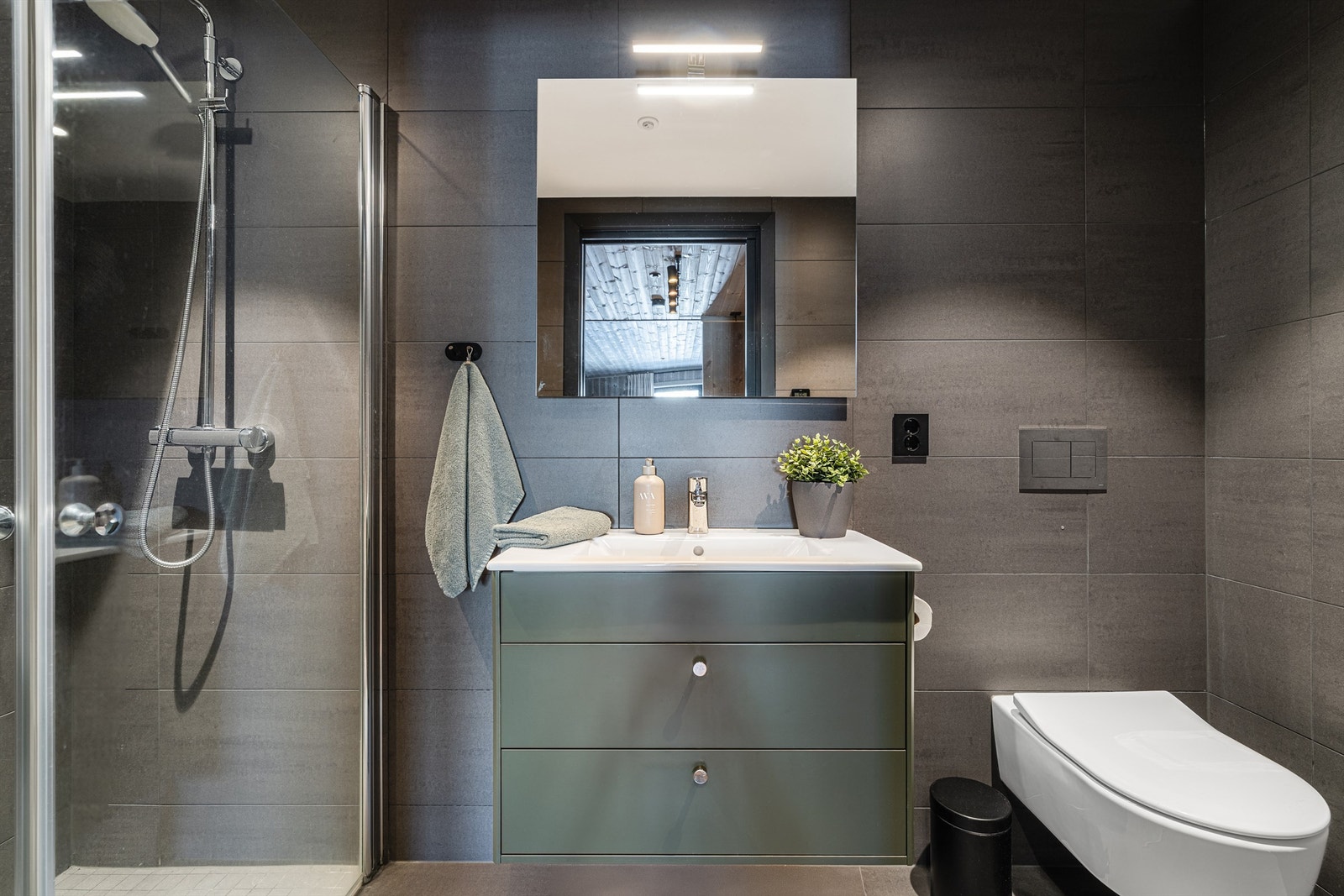 Det ene badet er fra 2024 og holder samme høye standard, med dusjnisje og vannbåren gulvvarme. Galleribilde