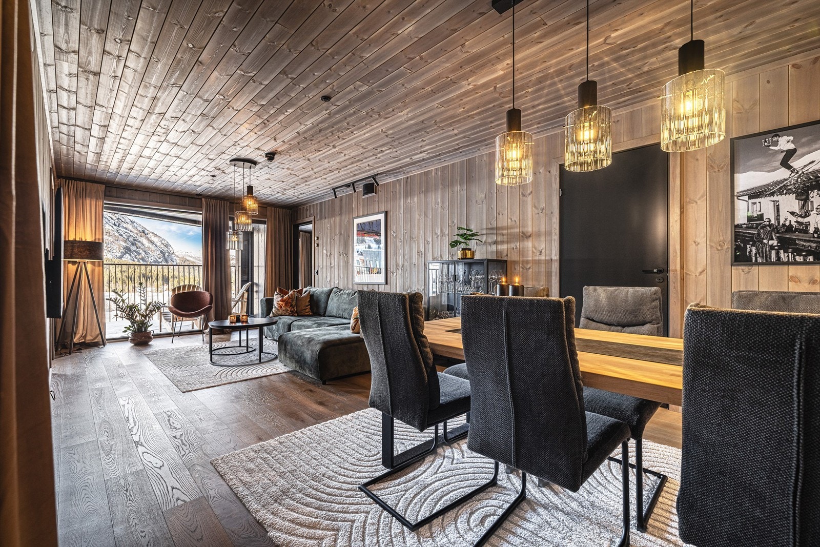 Store vindusflater slipper inn rikelig med lys og rammer inn utsikten mot fjellene. Galleribilde