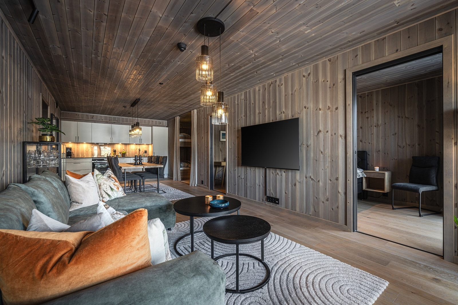 Den åpne løsningen gir en god flyt mellom stue, spisestue og kjøkken. Galleribilde