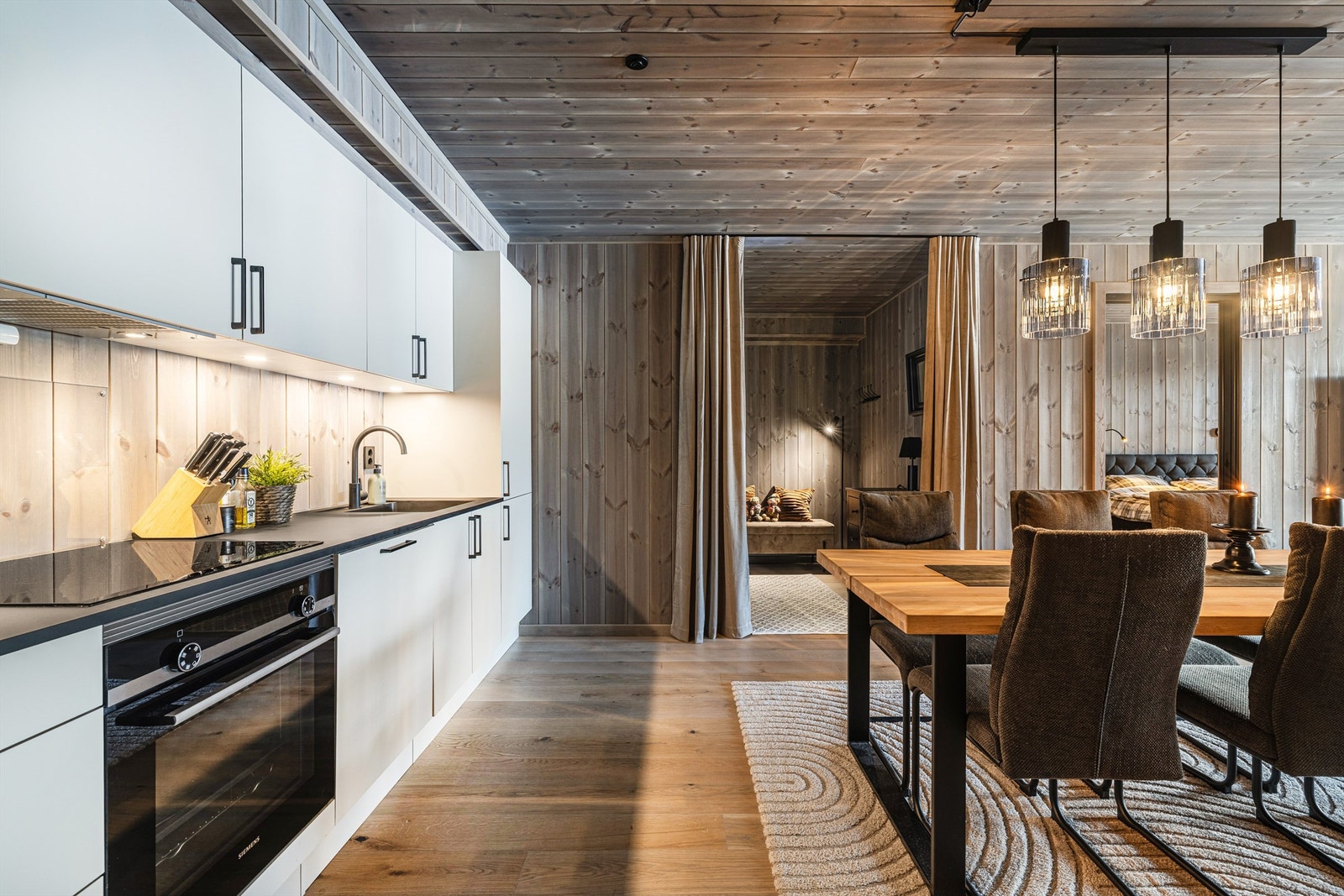 En gjennomført og nyere fritidsleilighet fra 2024, med åpen stue- og kjøkkenløsning som inviterer til sosiale samlinger. Galleribilde