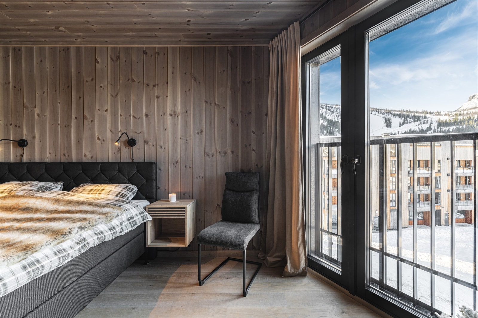 Det andre soverommet har også store vinduer med utsikt mot skianlegget. Galleribilde