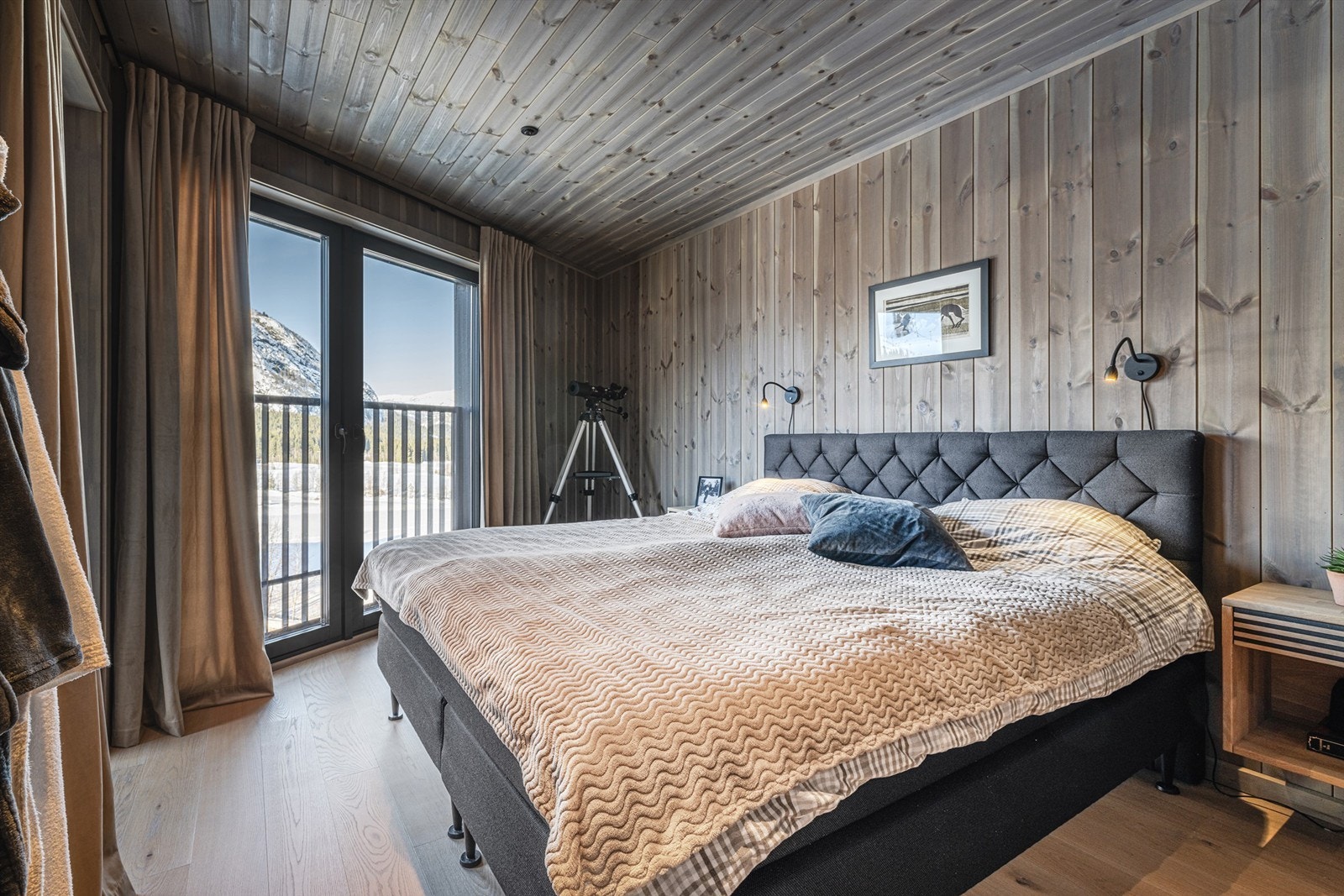 Hovedsoverommet viderefører den gjennomgående stilen med parkett og panelte vegger. Galleribilde