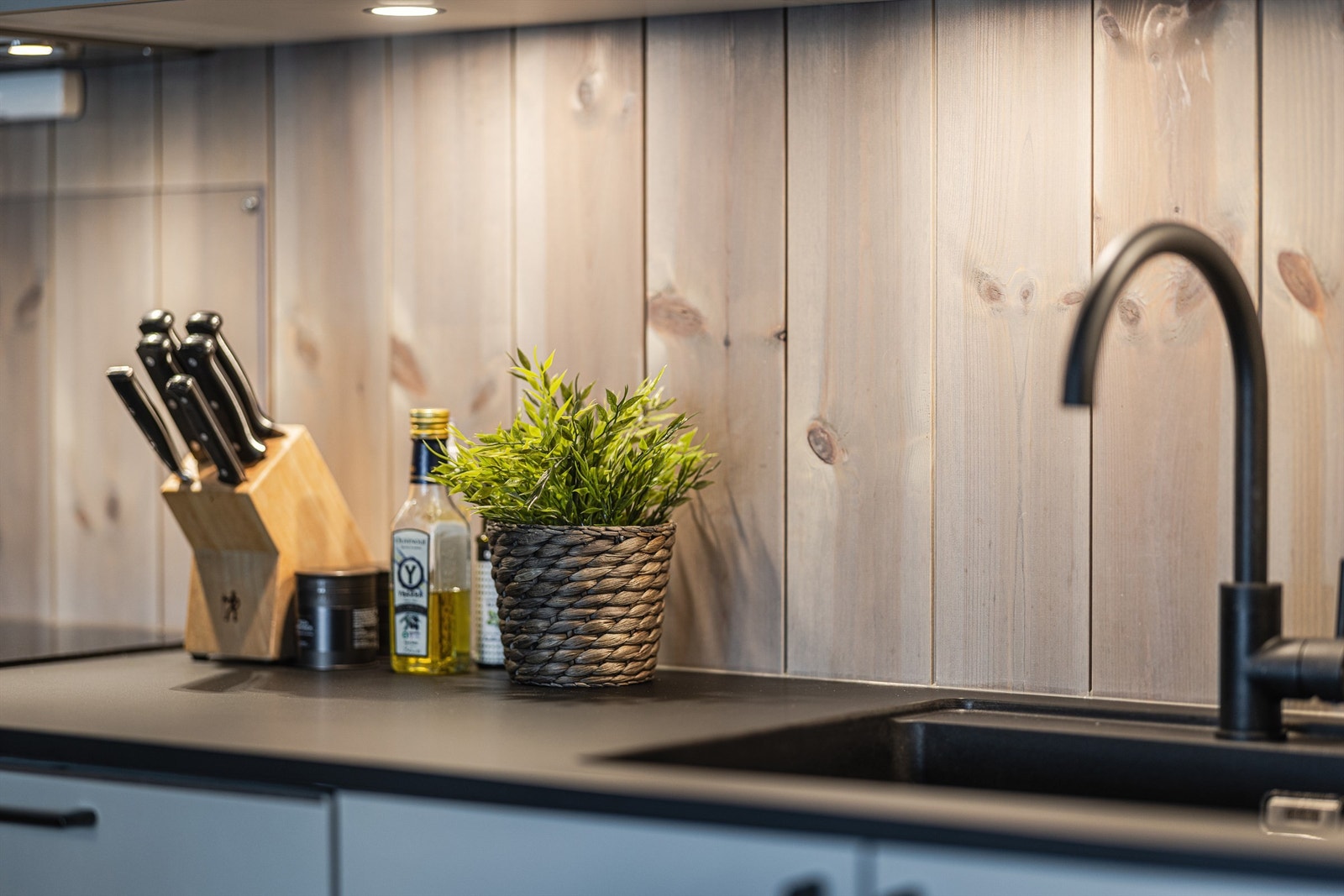 Kjøkkenet er utstyrt med komfyrvakt og lekkasjesikring for økt trygghet. Galleribilde