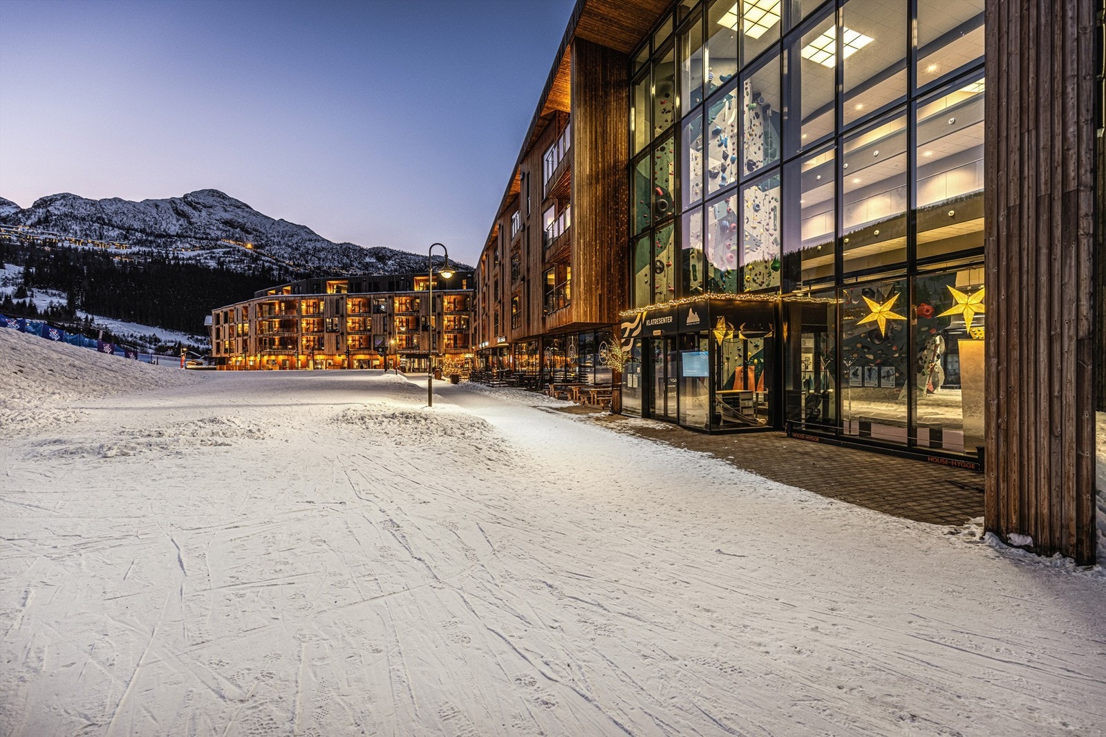Her bor du med ekte ski-in/ski-out, rett ved tilbringerheisen til Hemsedal Skisenter. Galleribilde