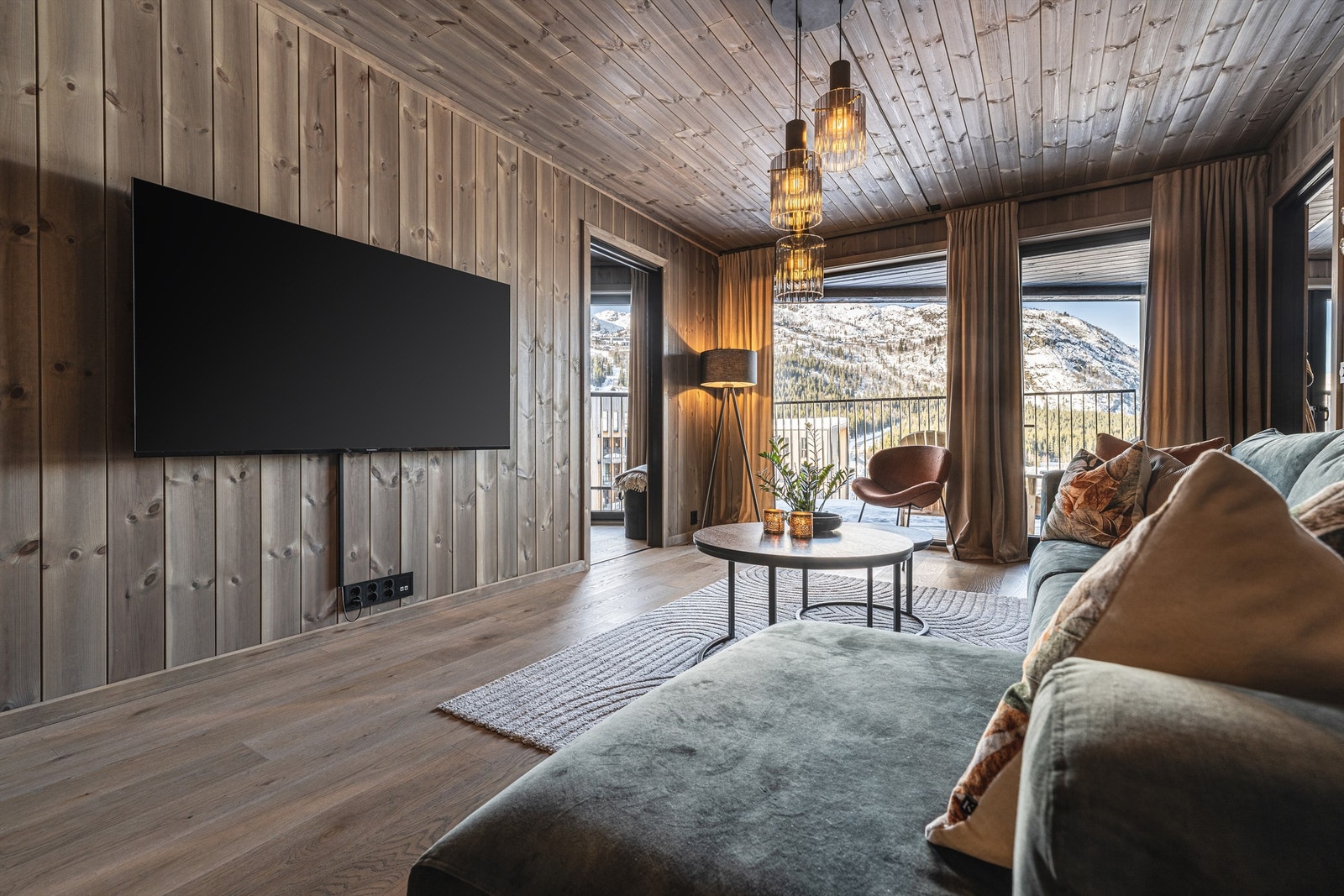 Vinduer og balkongdør med 3-lags glass sikrer god isolasjon og komfort. Galleribilde