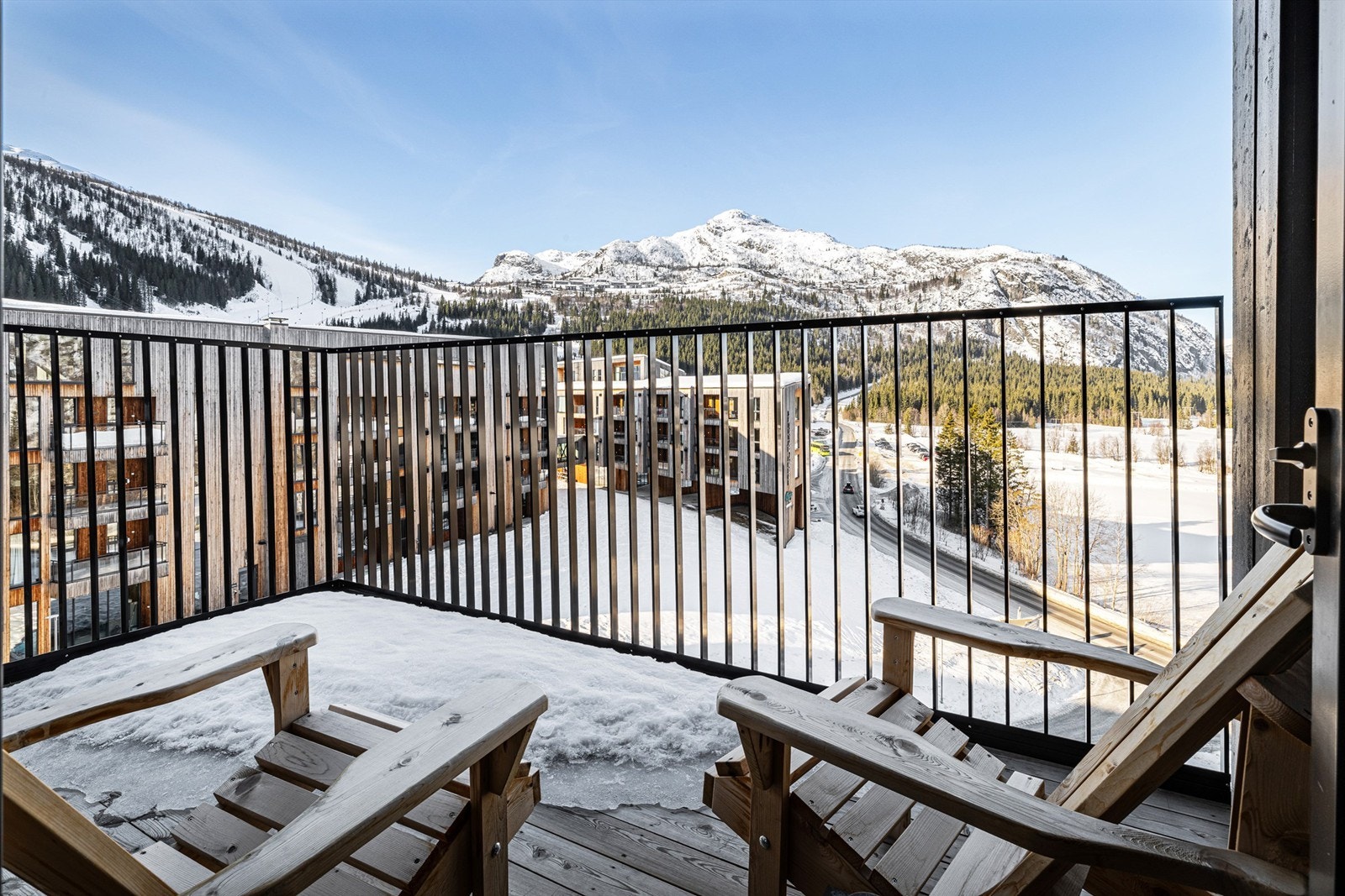 Fra stuen er det direkte utgang til en balkong på ca. 7 m², med utsikt mot fjellandskapet. Galleribilde