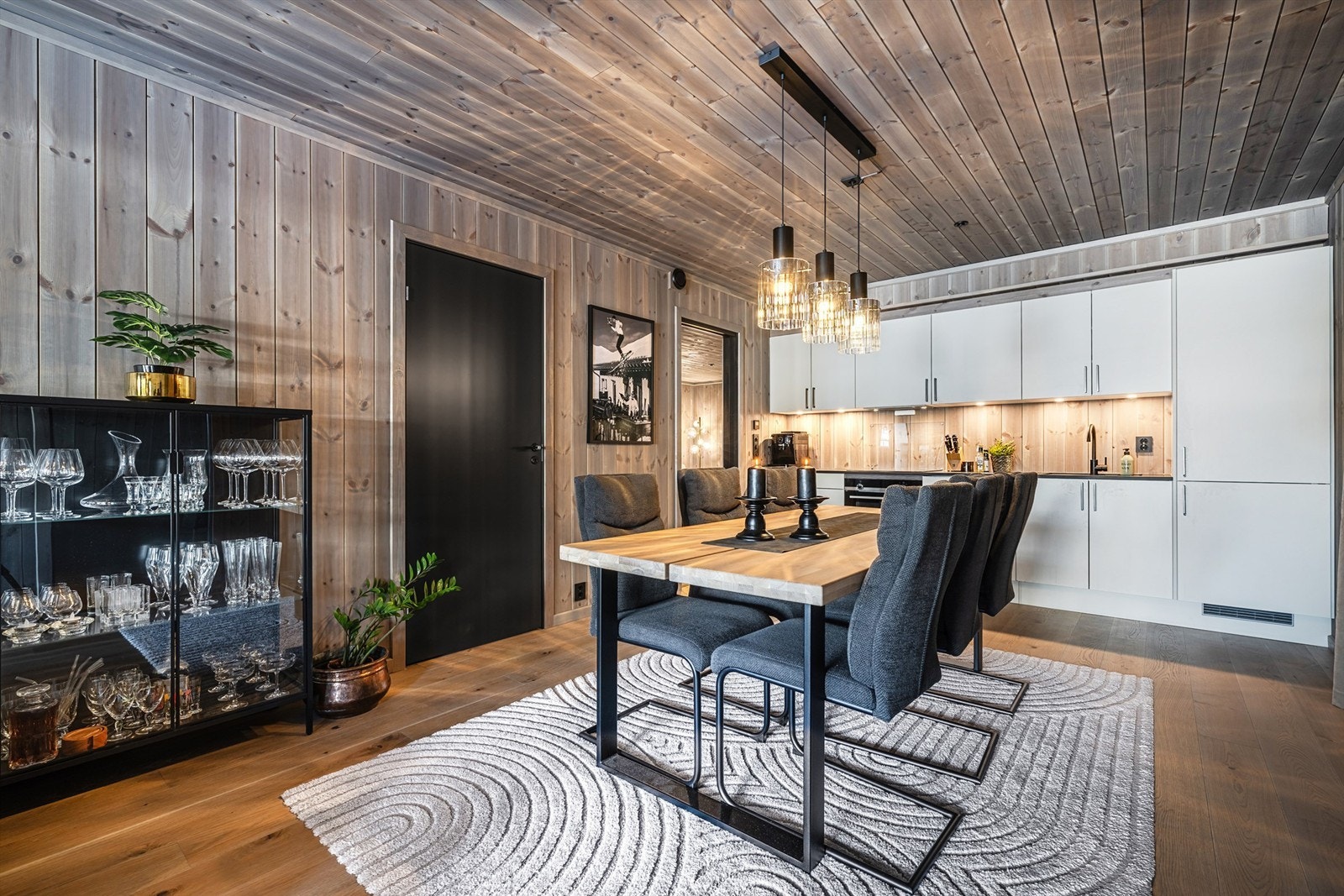 Gjennomtenkte detaljer og belysning bidrar til den gode stemningen i rommet. Galleribilde