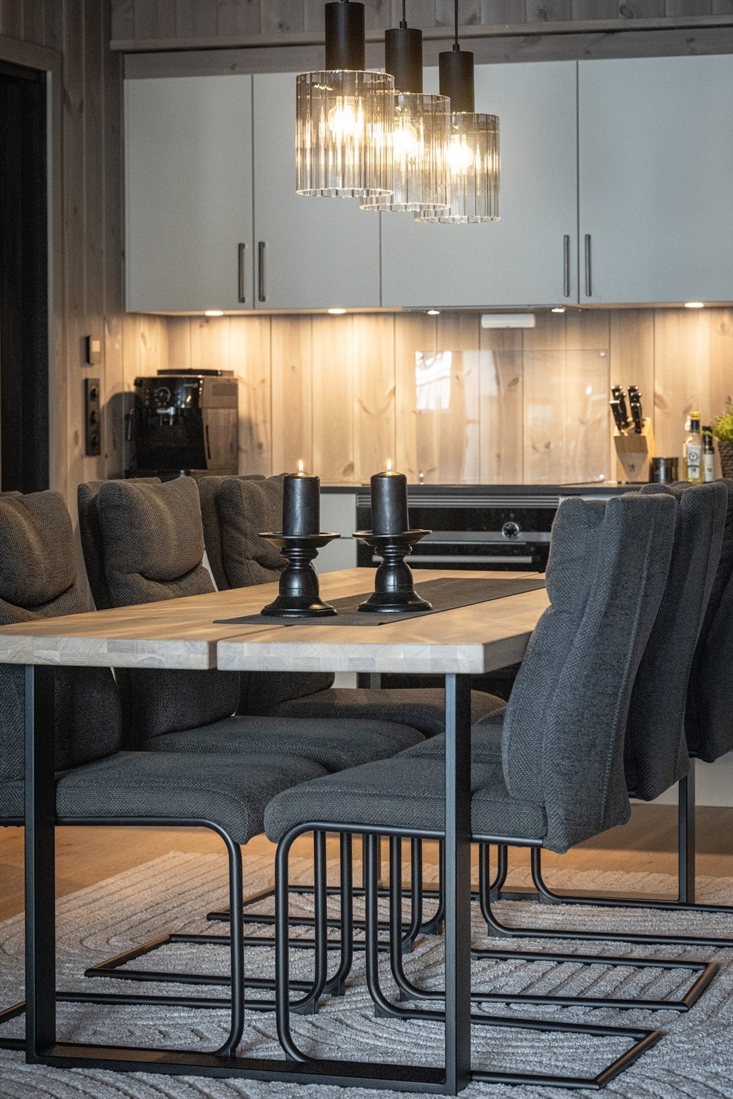 Spiseplassen er leilighetens naturlige samlingspunkt, med god plass for felles måltider. Galleribilde