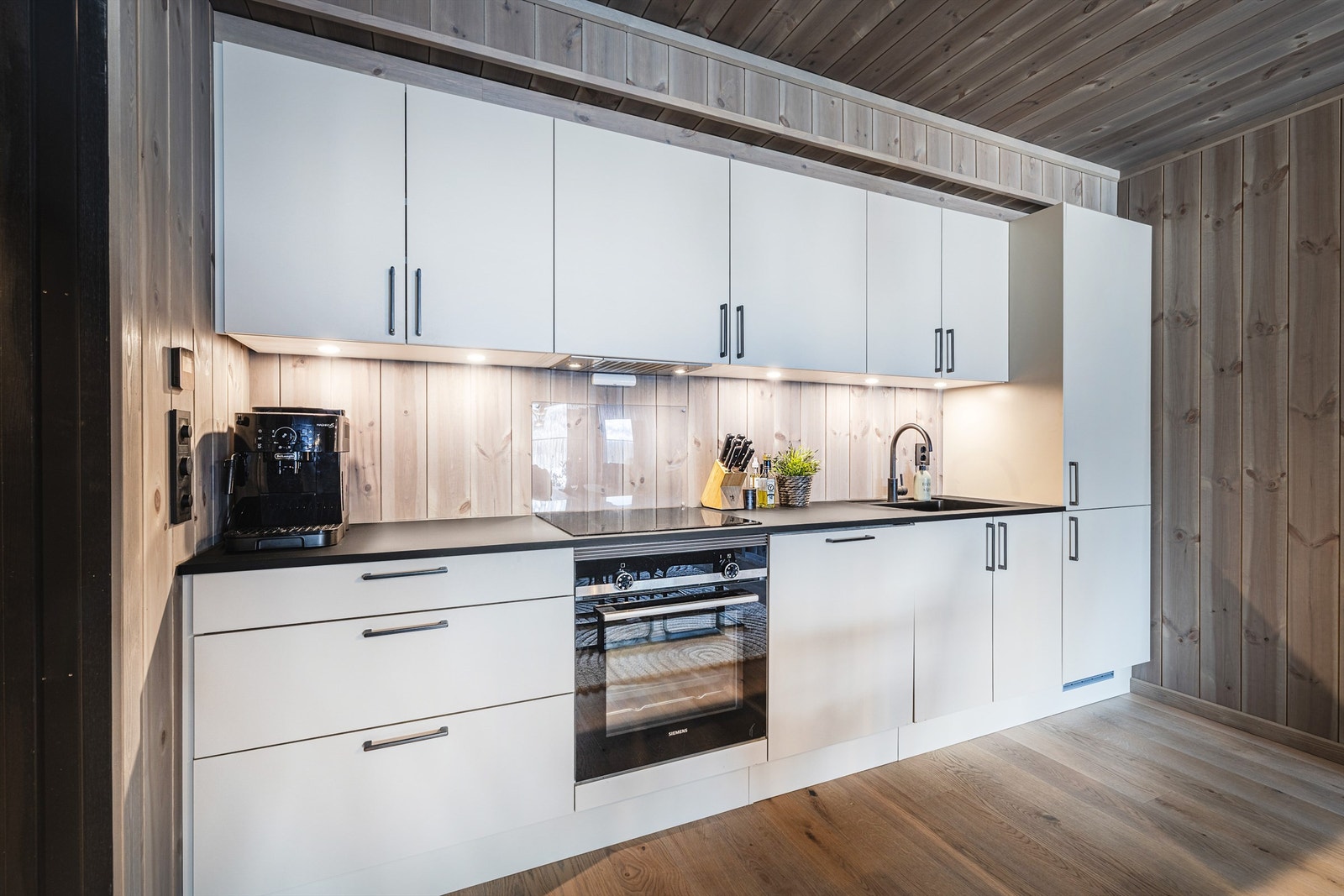 Godt med skap- og benkeplass gjør kjøkkenet både funksjonelt og ryddig. Galleribilde