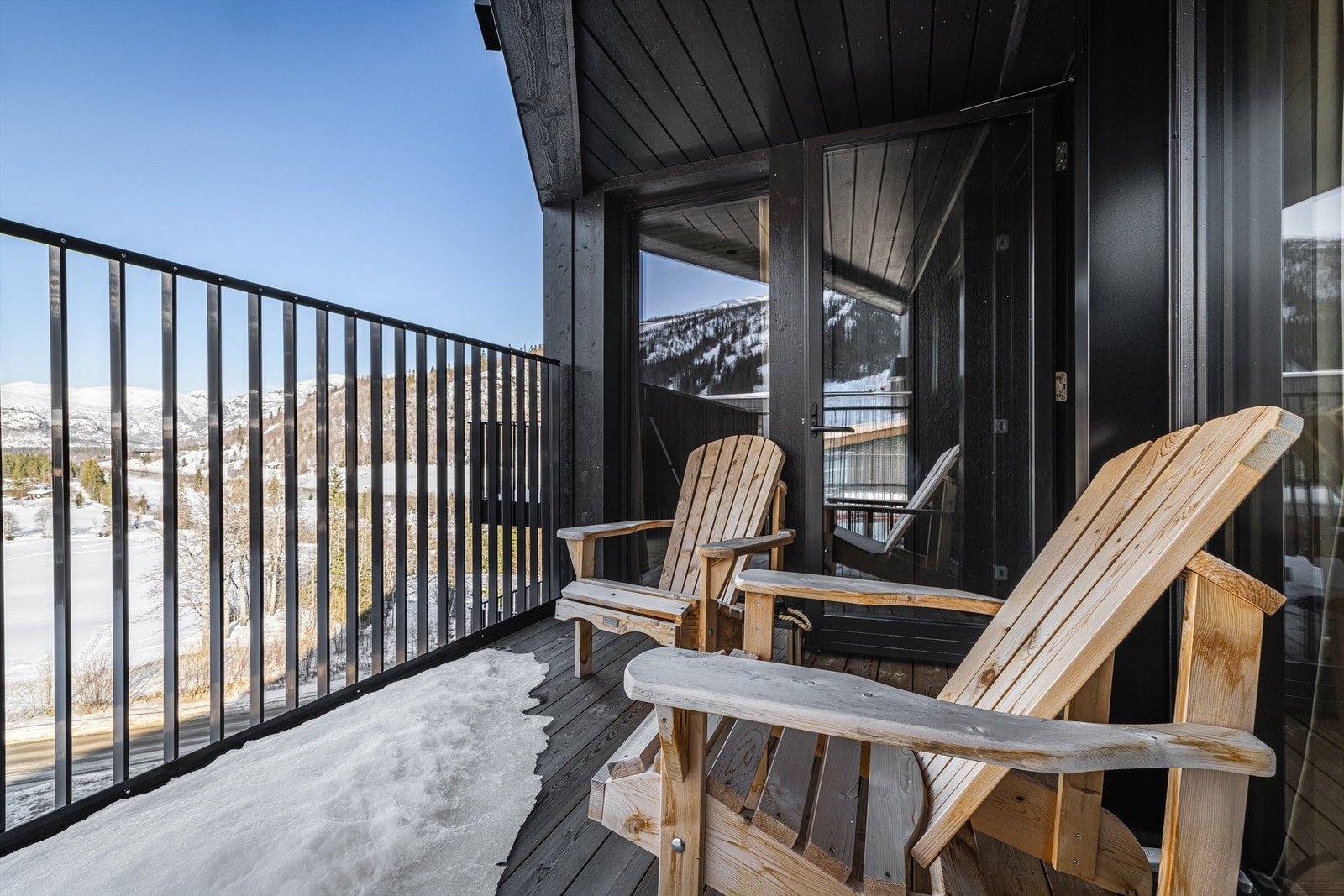 Her er det god plass til en sittegruppe for å nyte utsikten. Galleribilde