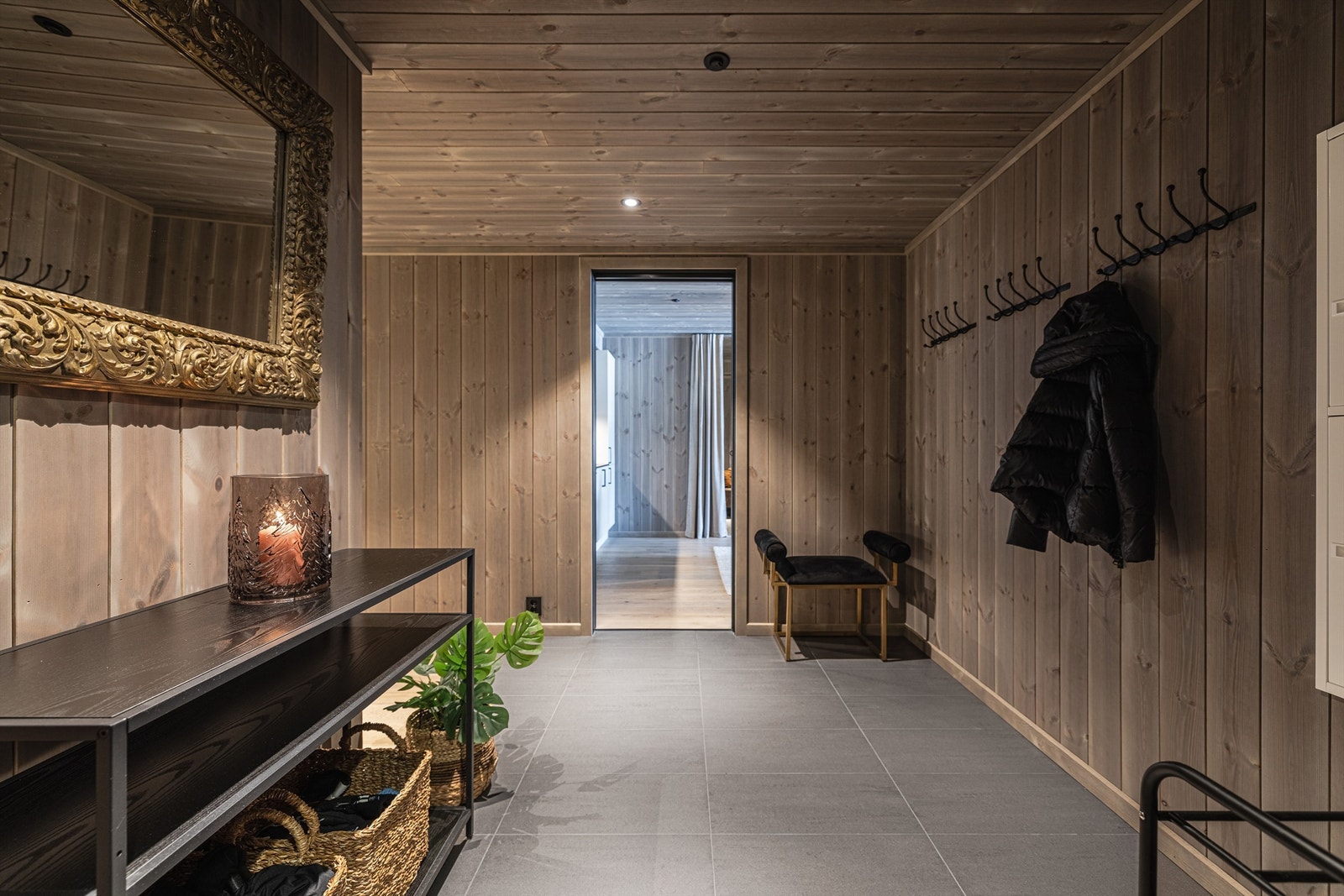 Romslig gang med flislagt gulv og vannbåren gulvvarme, som gir en varm velkomst etter en dag i bakken. Galleribilde