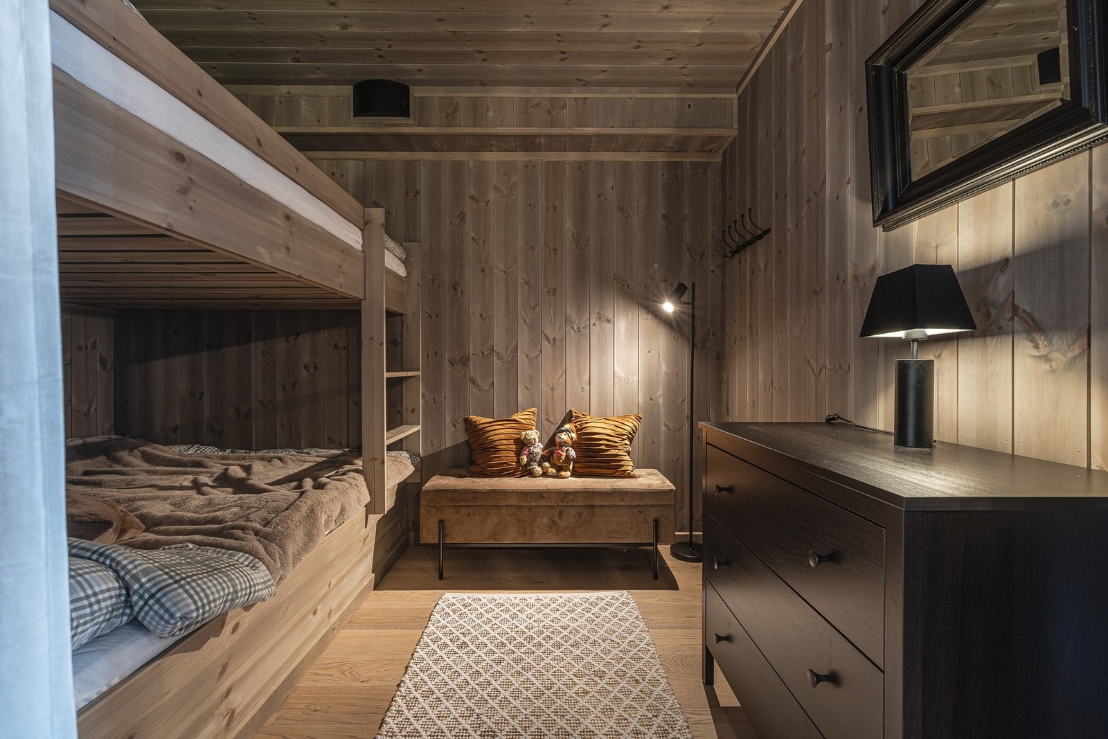 En praktisk sovealkove gir fleksible soveplasser, ideelt for barn eller gjester. Galleribilde