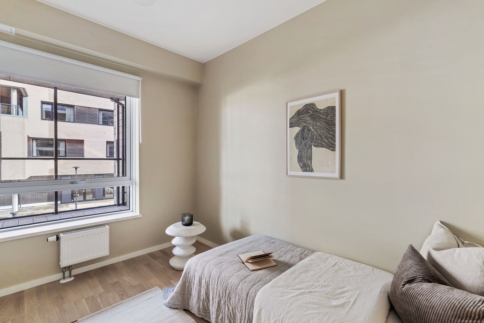 Vinduer med plastkarmer fra byggeåret og radiator for oppvarming. Galleribilde