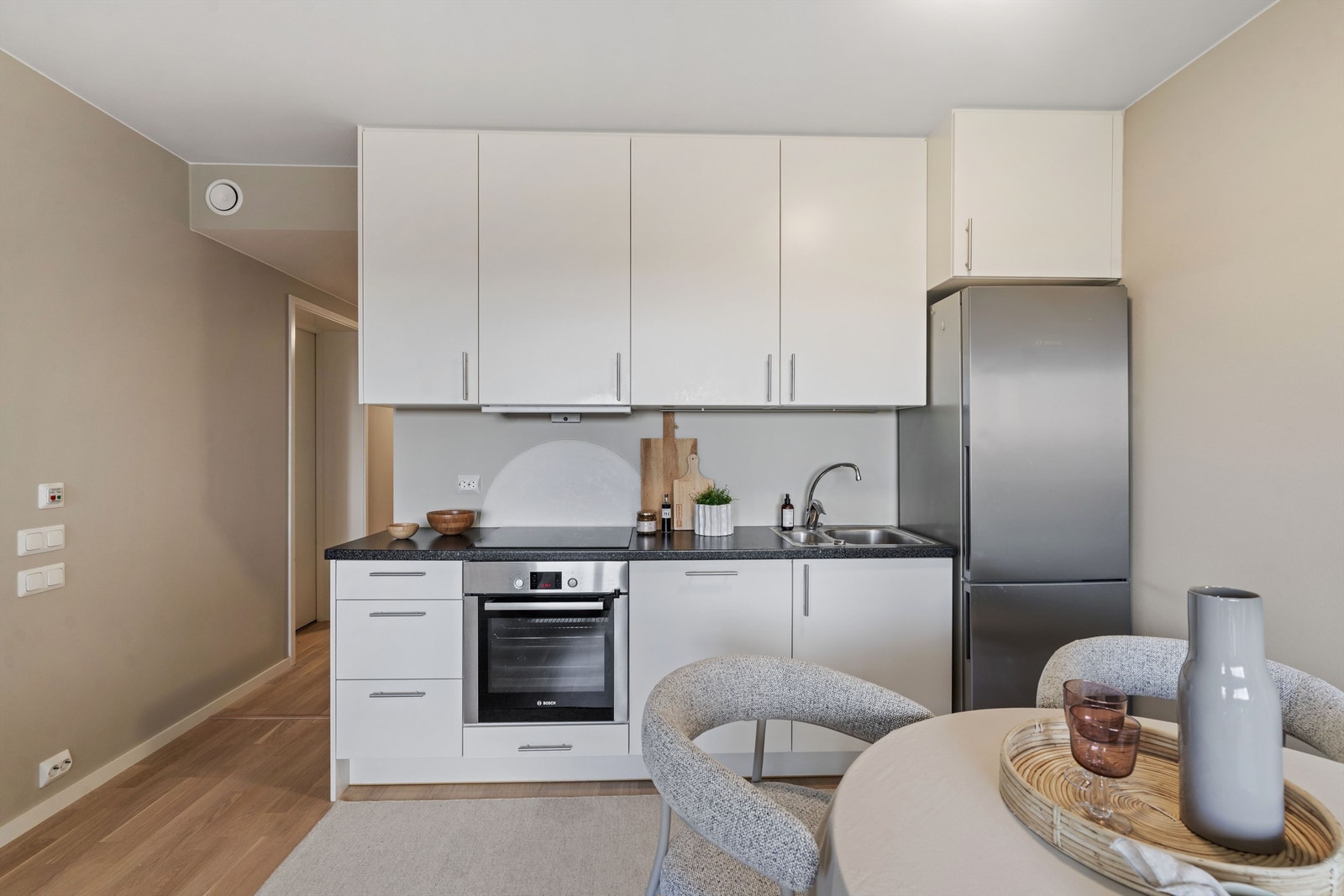 Kjøkkenet er utstyrt med integrert stekeovn, platetopp og oppvaskmaskin. Galleribilde