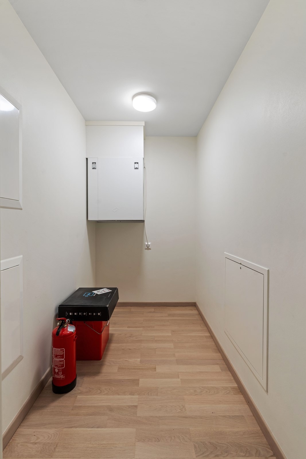 Leiligheten har to innvendige boder. Her er teknisk rom med ventilasjonsaggregat og fordelerskap for rør-i-rør. Galleribilde