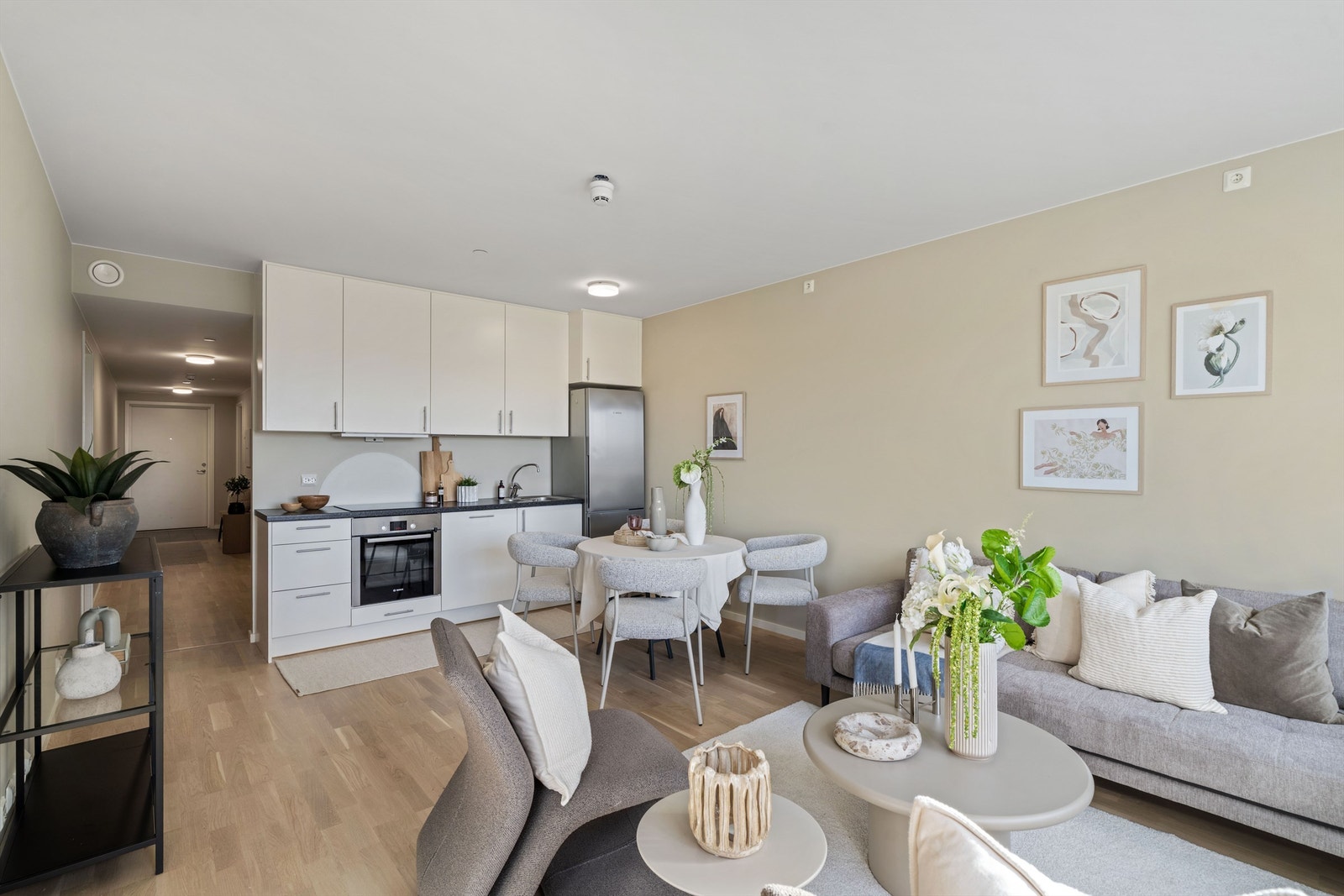 Leiligheten har en åpen stue- og kjøkkenløsning med gjennomgående parkett og balansert ventilasjon for et godt inneklima. Galleribilde