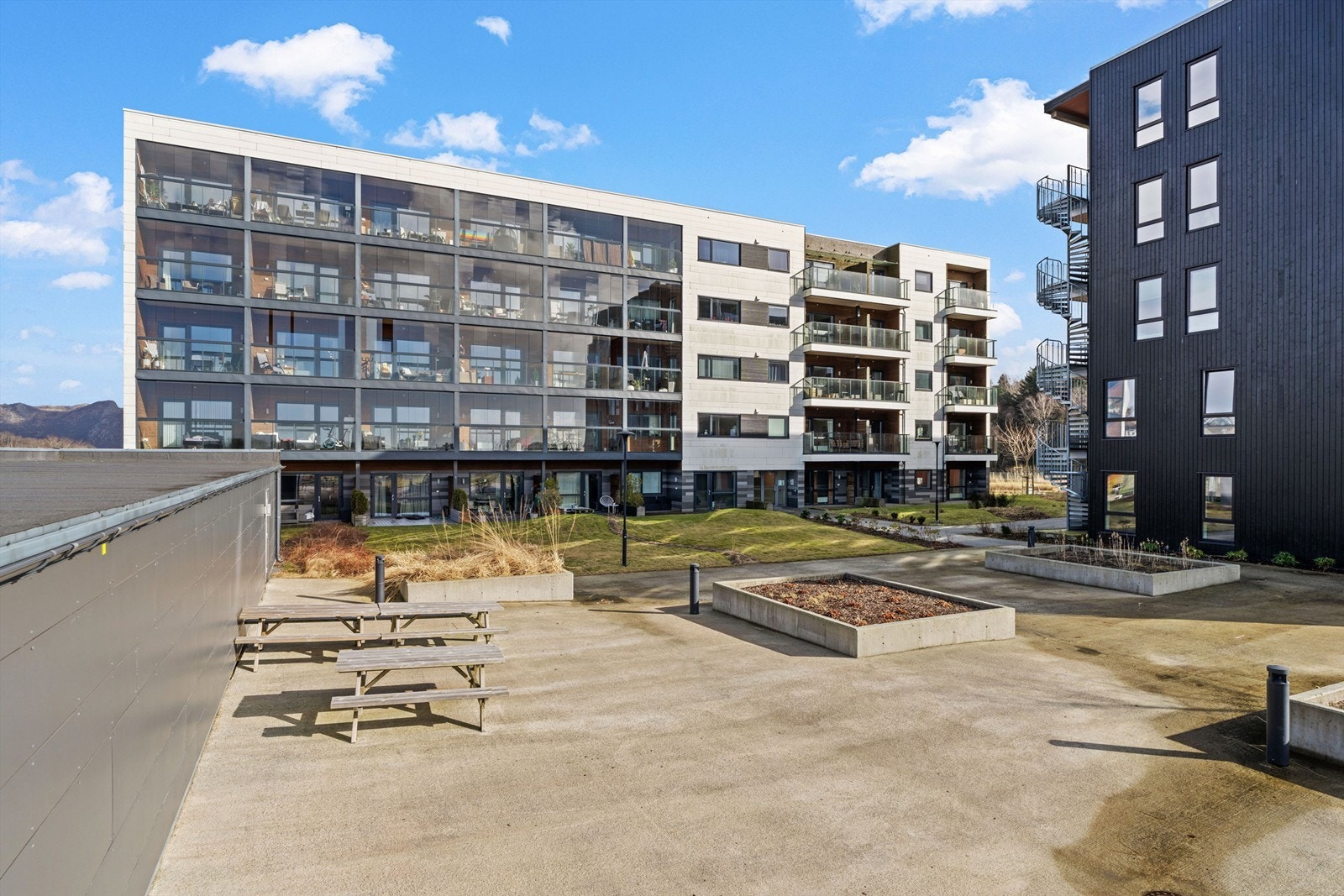 Bygget er fra 2017 og er en del av utbyggingsprosjektet Lurabyen, med pent opparbeidede fellesarealer. Galleribilde