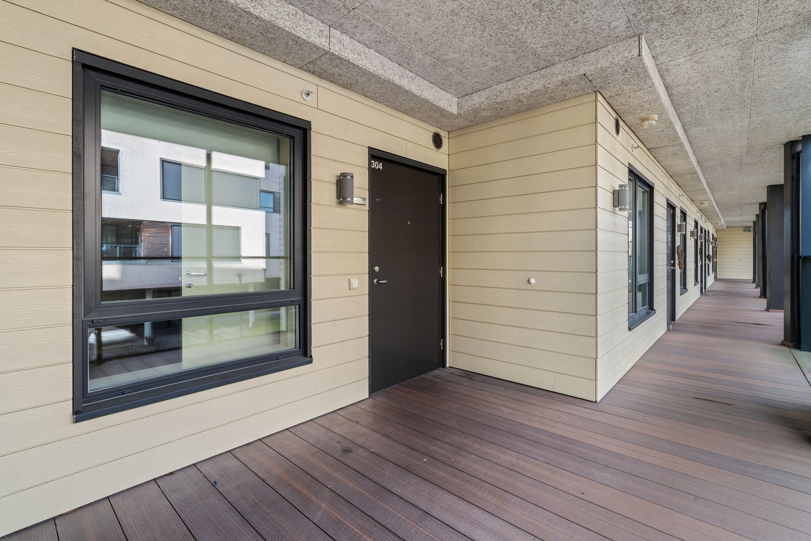 Adkomst til leiligheten via svalgang. Entrédøren er utstyrt med sikkerhetslås. Galleribilde