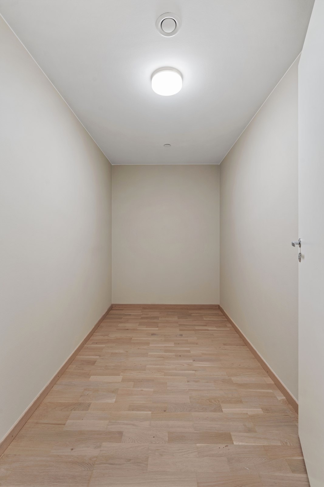 Den andre innvendige boden gir ytterligere lagringsplass. I tillegg medfølger en ekstern bod på 5 m². Galleribilde