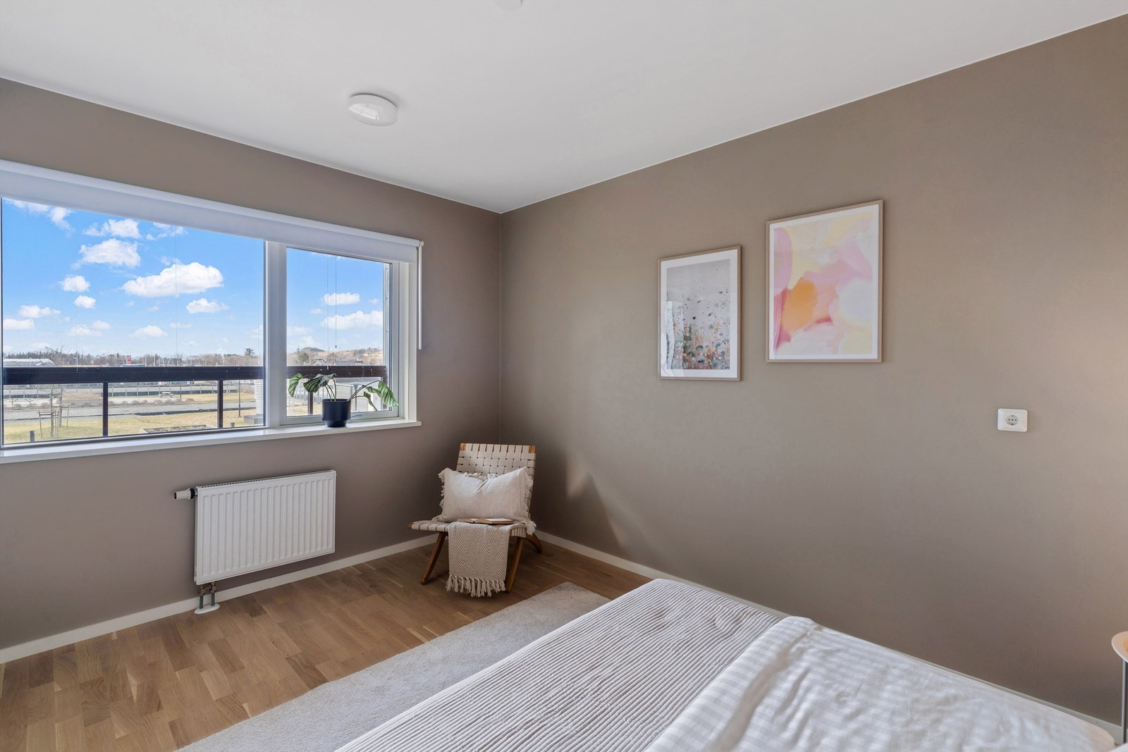 Store vindusflater gir godt med naturlig lys inn i rommet. Galleribilde