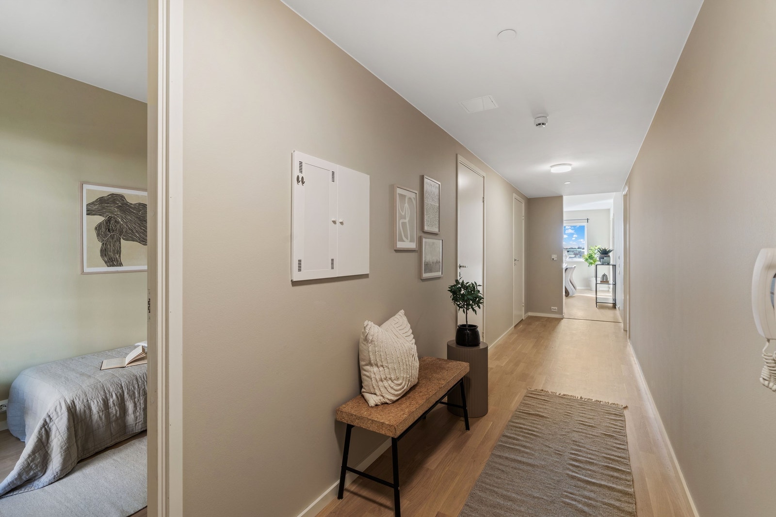 En romslig gang ønsker velkommen inn. Galleribilde