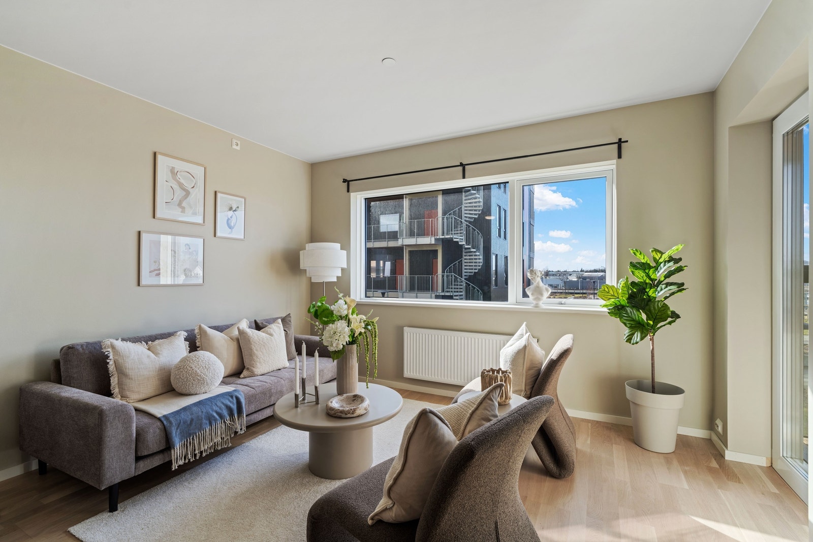 Stuen har god plass til sofagruppe. Oppvarming skjer via radiatorer med vannbåren varme. Galleribilde