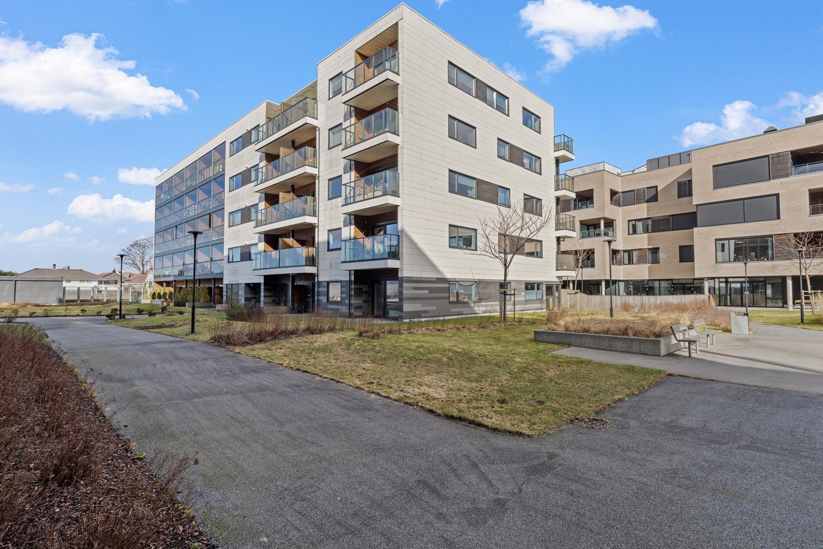 Sameiet består av 42 boligseksjoner og administrerer fellesarealer og garasjeanlegg sammen med nabosameiene. Galleribilde