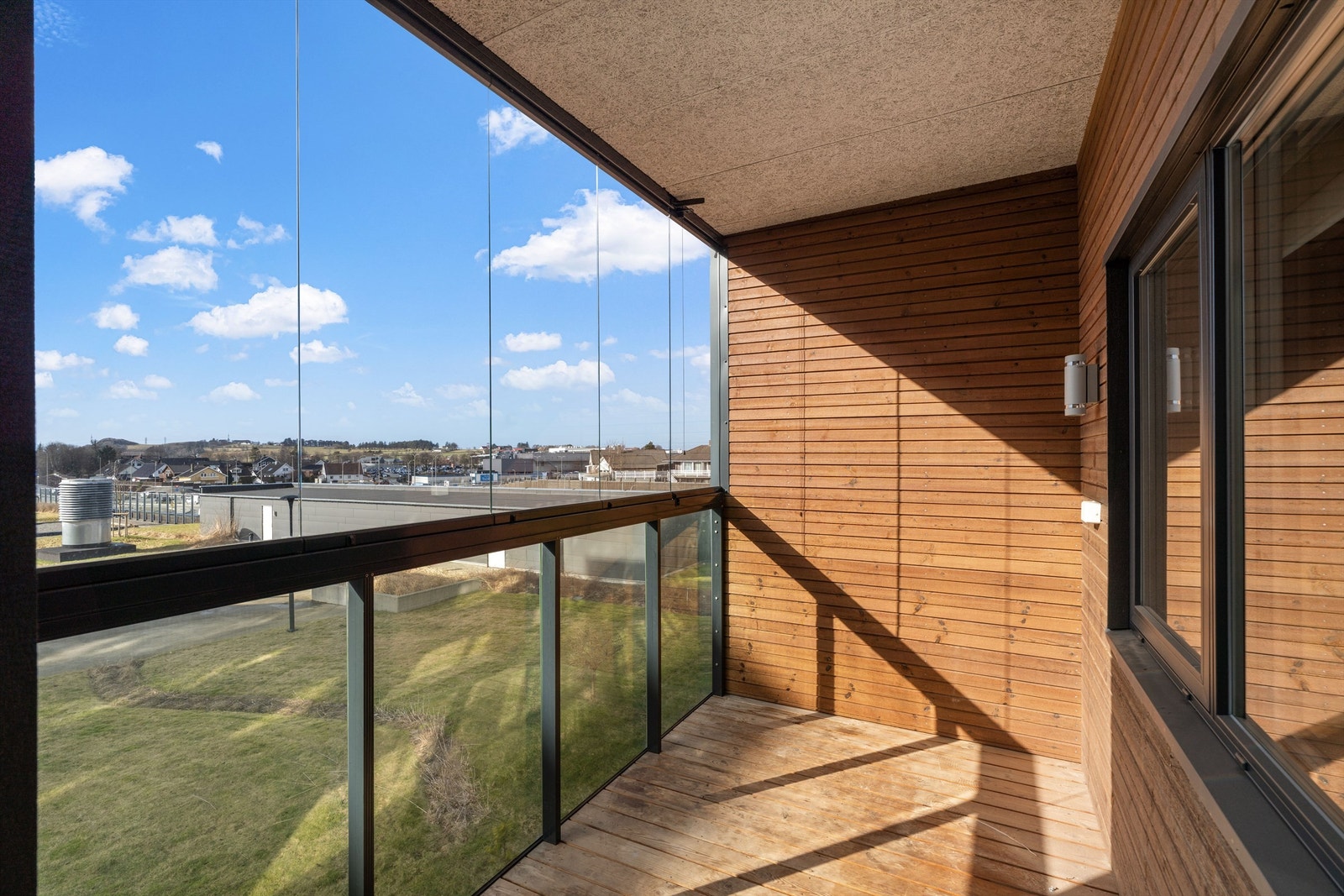 Fra stuen er det utgang til en innglasset balkong, som fungerer som en forlengelse av oppholdsrommet. Galleribilde