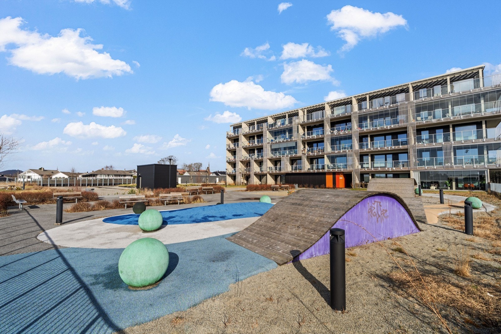 Fellesområdene inkluderer lekeplasser og sosiale soner for beboerne. Galleribilde