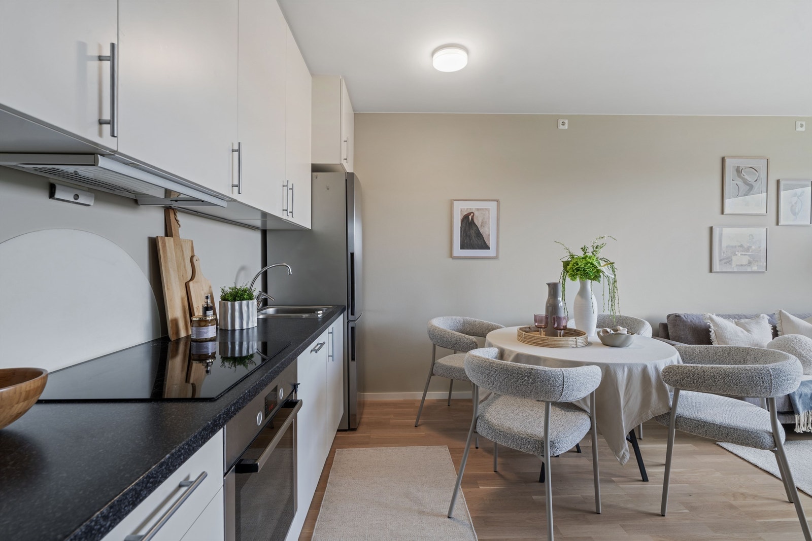 Kjøkkeninnredning fra byggeåret med glatte fronter og en slitesterk laminatbenkeplate. Galleribilde