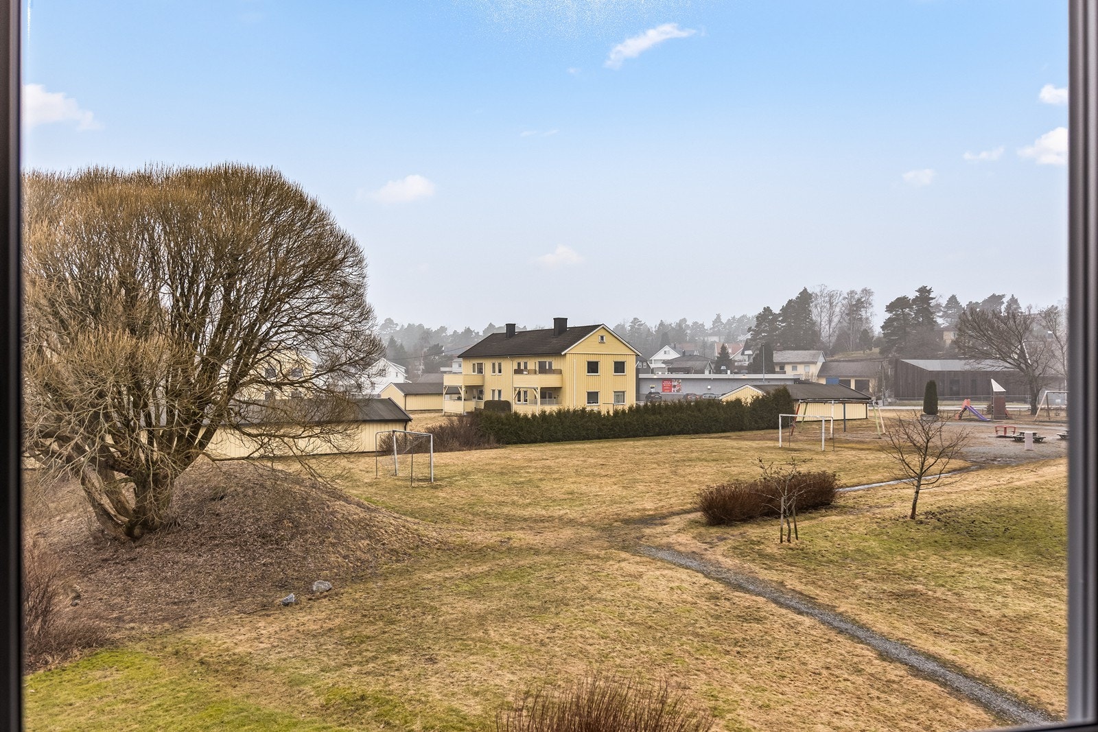 Fra leiligheten er det kort vei til både barnehage og skole samt butikk. Galleribilde