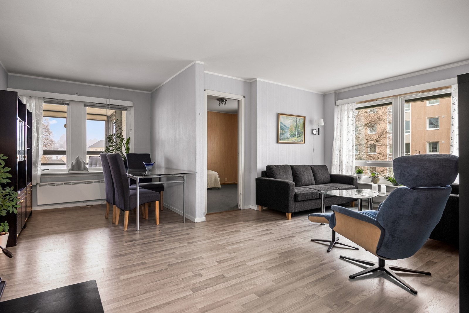 Stuen har en åpen utforming med laminatgulv lagt i 2015, og god plass til både sofagruppe og spisebord. Galleribilde