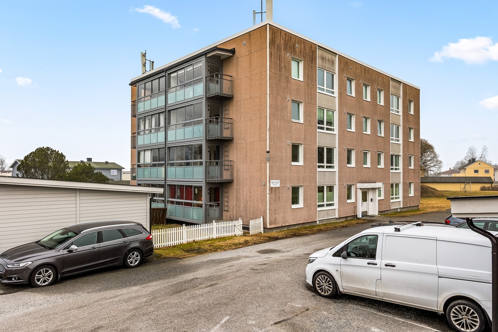 Borettslaget har garasjerekker, hvor nye garasjer ble oppført med ferdigattest i 2018. Galleribilde