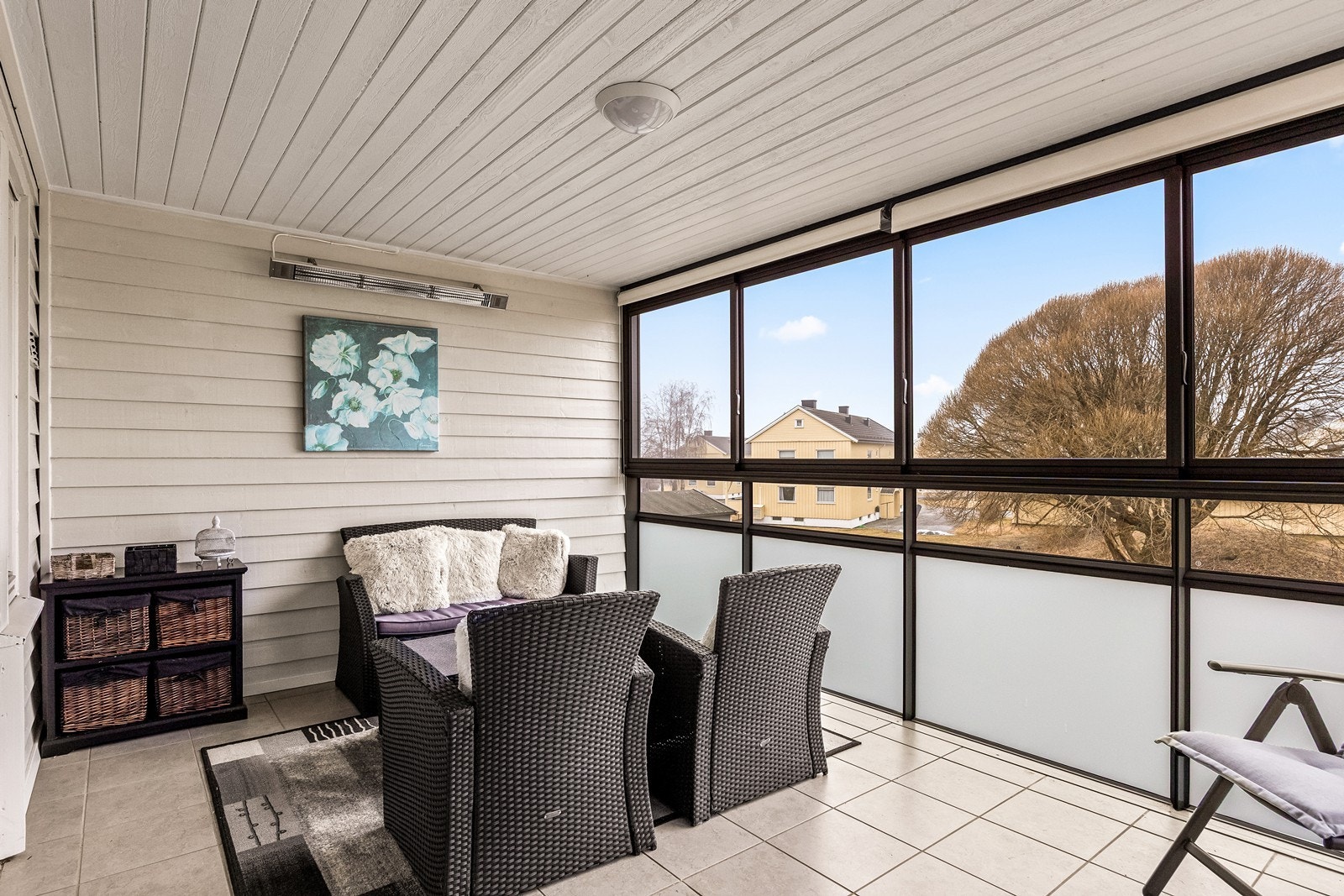 Den store, innglassede balkongen på 14 m² fungerer som et ekstra oppholdsrom, utstyrt med varmeovn og strømuttak. Galleribilde