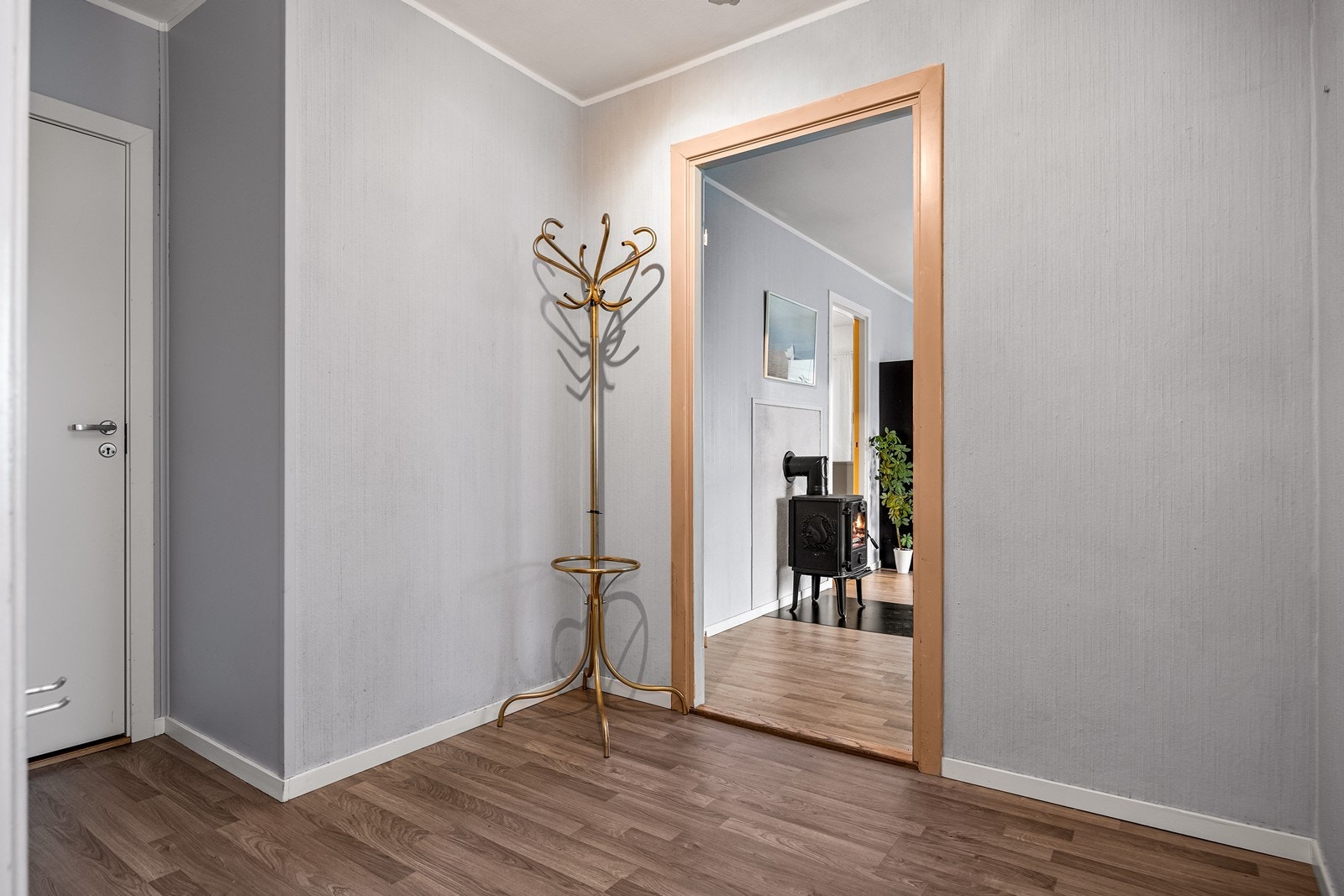 Velkommen inn. Entréen gir et godt førsteinntrykk og leder videre inn til leilighetens øvrige rom. Galleribilde
