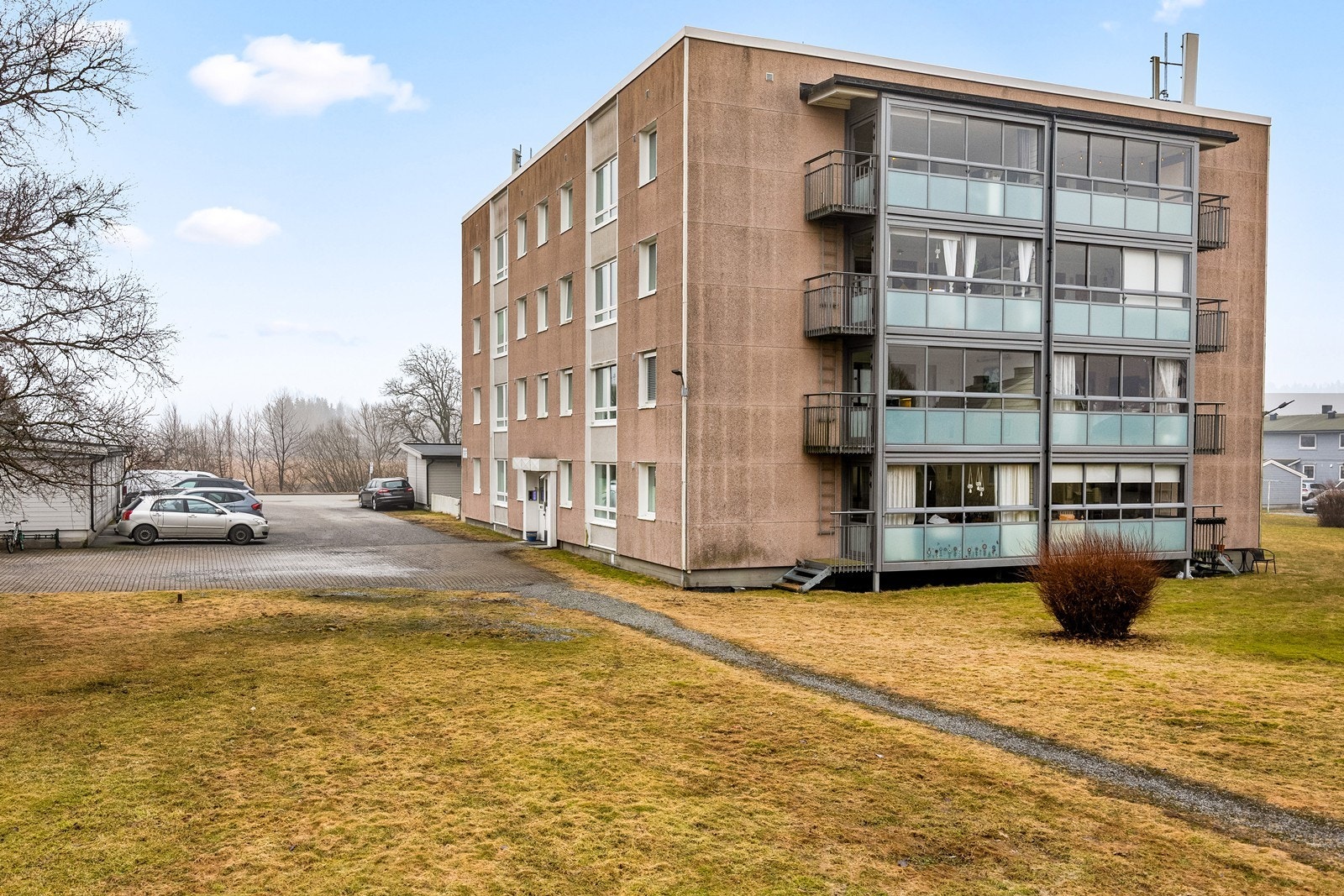 Bygningen er oppført i 1965 og er en del av Næridsrød III Borettslag, som driftes av Halden Boligbyggelag. Galleribilde