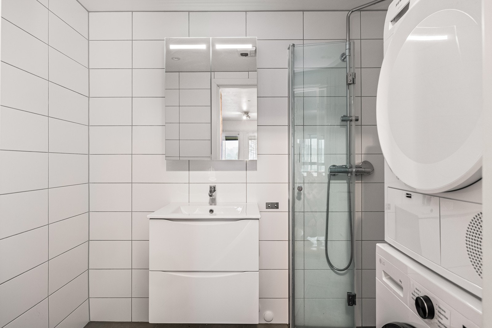 Badet ble rehabilitert i regi av borettslaget i 2022, med flislagte overflater og varme i gulvet. Galleribilde