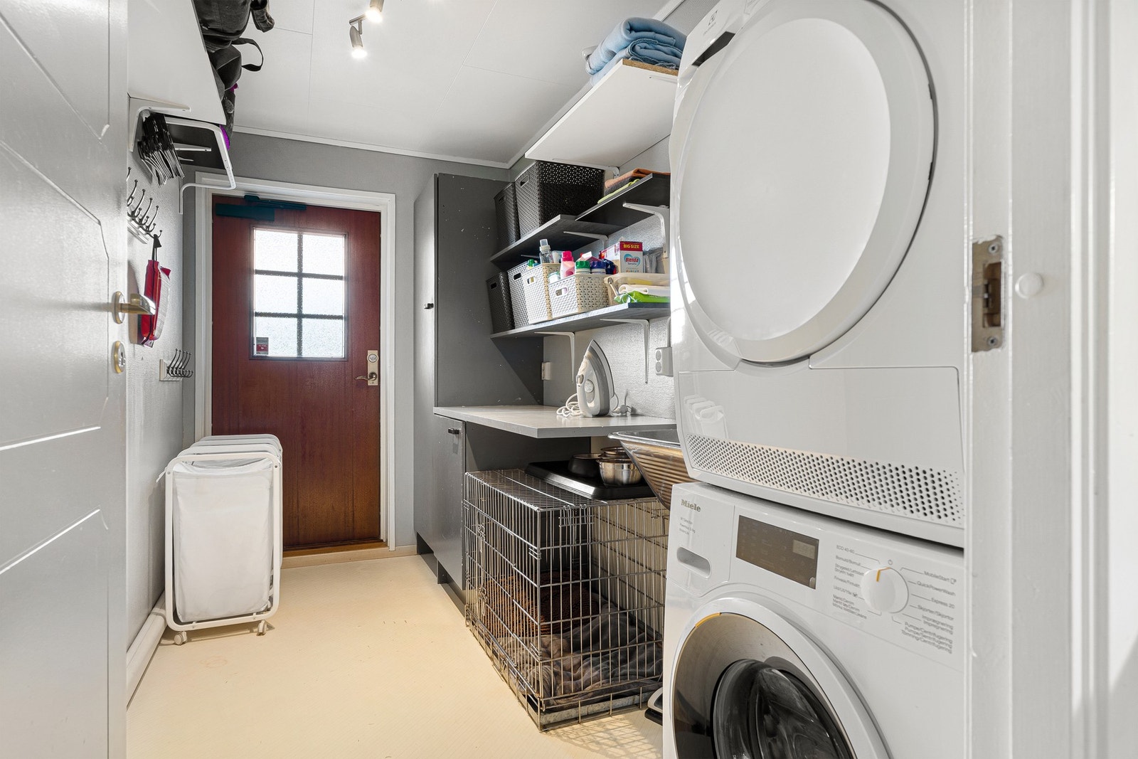 Vaskerom med egen inngang. Det anbefales å legge nytt vinylbelegg med veggkant. Galleribilde