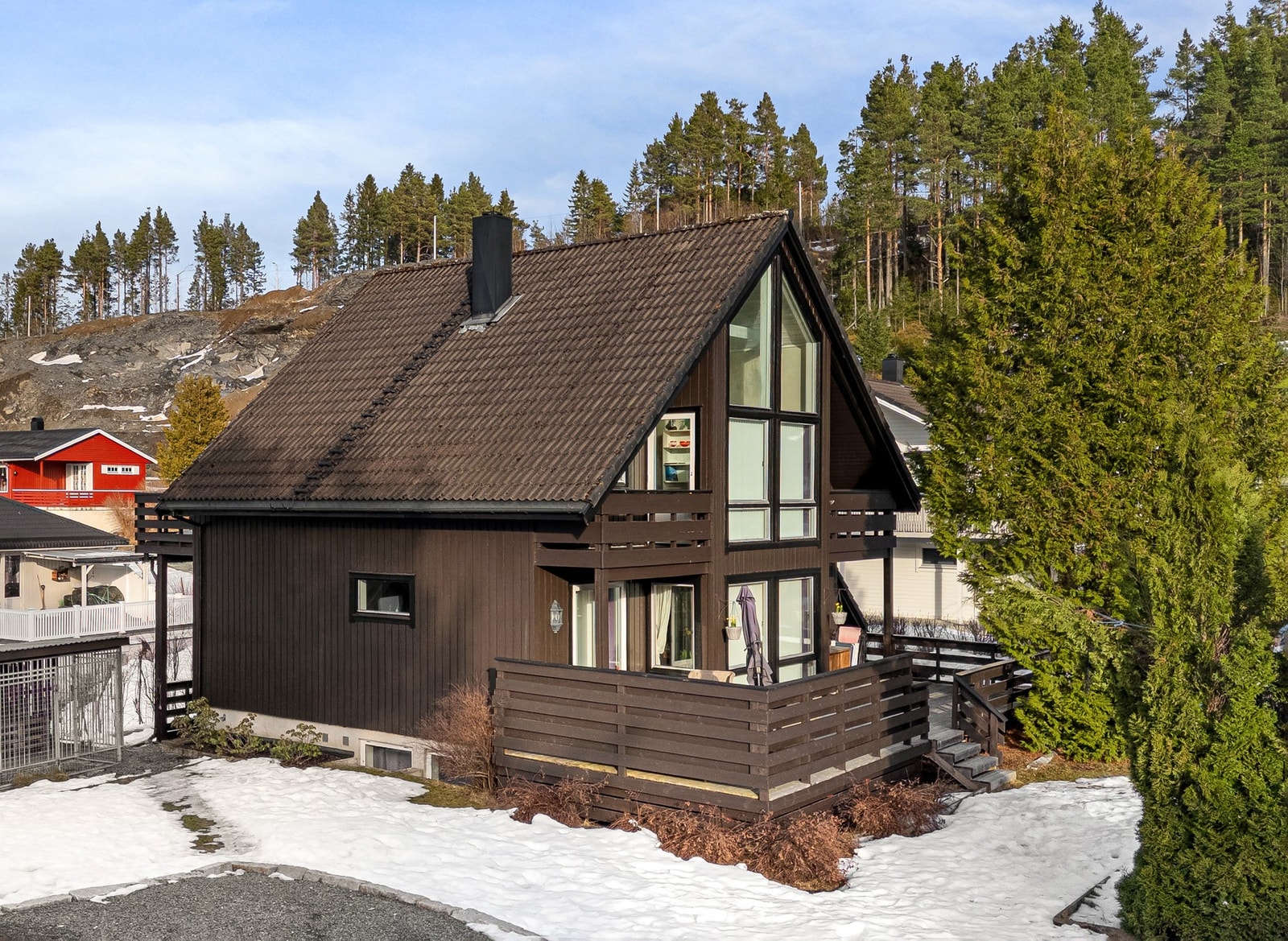 Velholdt bolig fra 1987 med gangavstand til marka, barnehage, skole og idrettsanlegg. Galleribilde