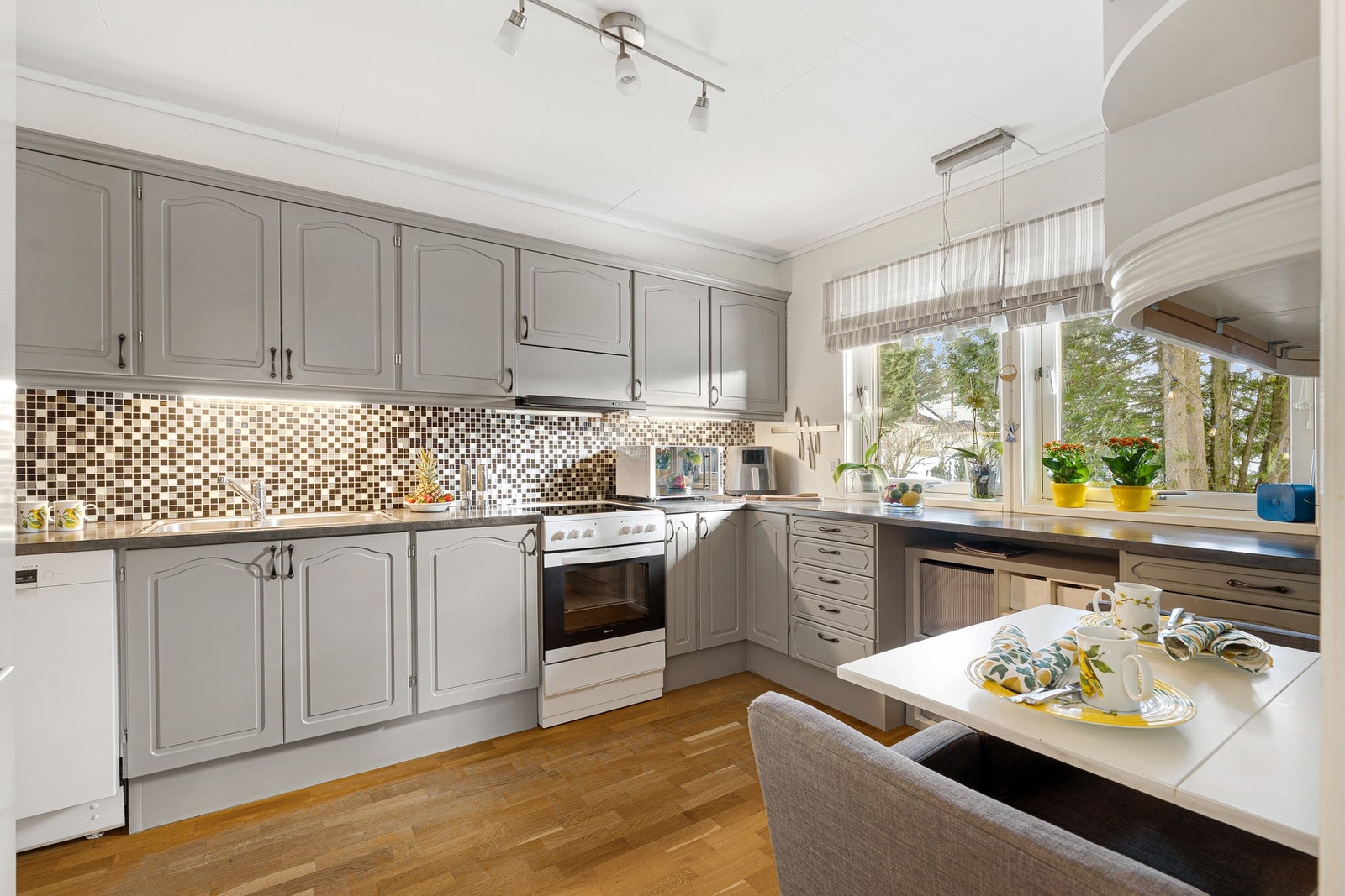 Romslig kjøkken med rikelig skap- og benkeplass Galleribilde