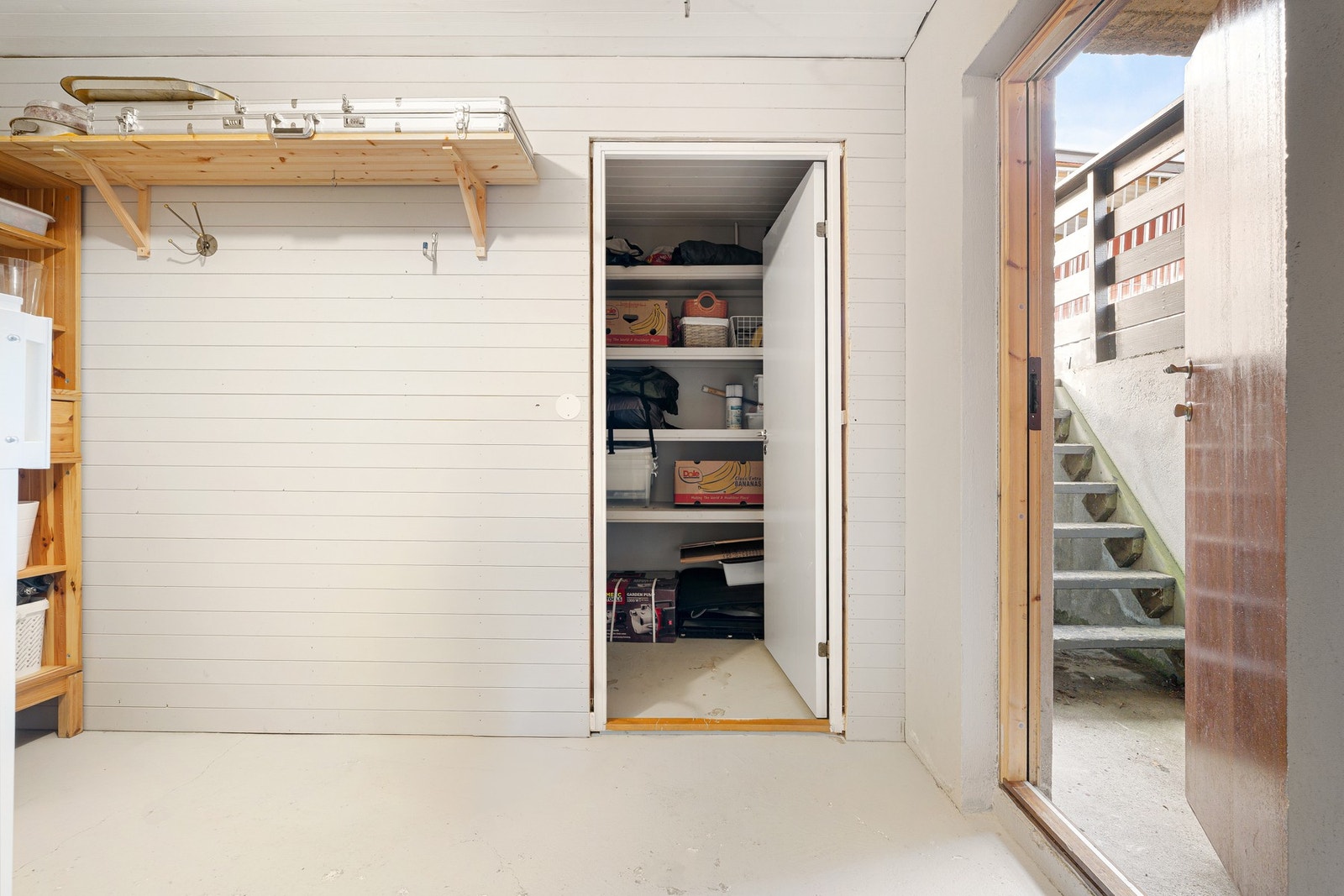 Egen inngang til kjeller Galleribilde